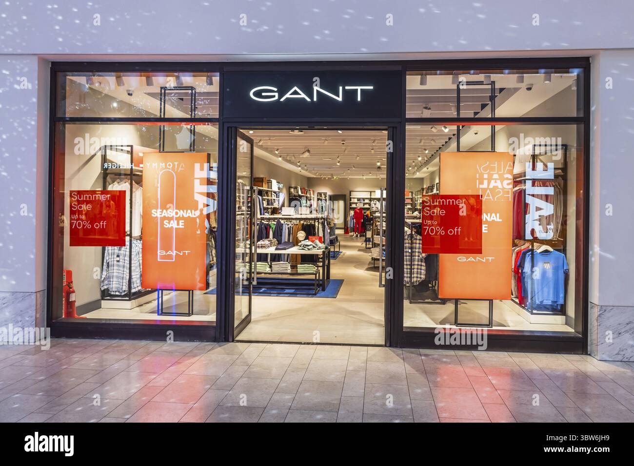 L'elegante negozio Gant presso l'O2 Arena offre esposizioni di moda moderna, interni eleganti e marchi iconici. Londra, Regno Unito, 29 giugno 2023 Foto Stock L'elegante negozio Gant presso l'O2 Arena offre esposizioni di moda moderna, interni eleganti e marchi iconici. Londra, Regno Unito, 29 giugno 2023 Foto Stock