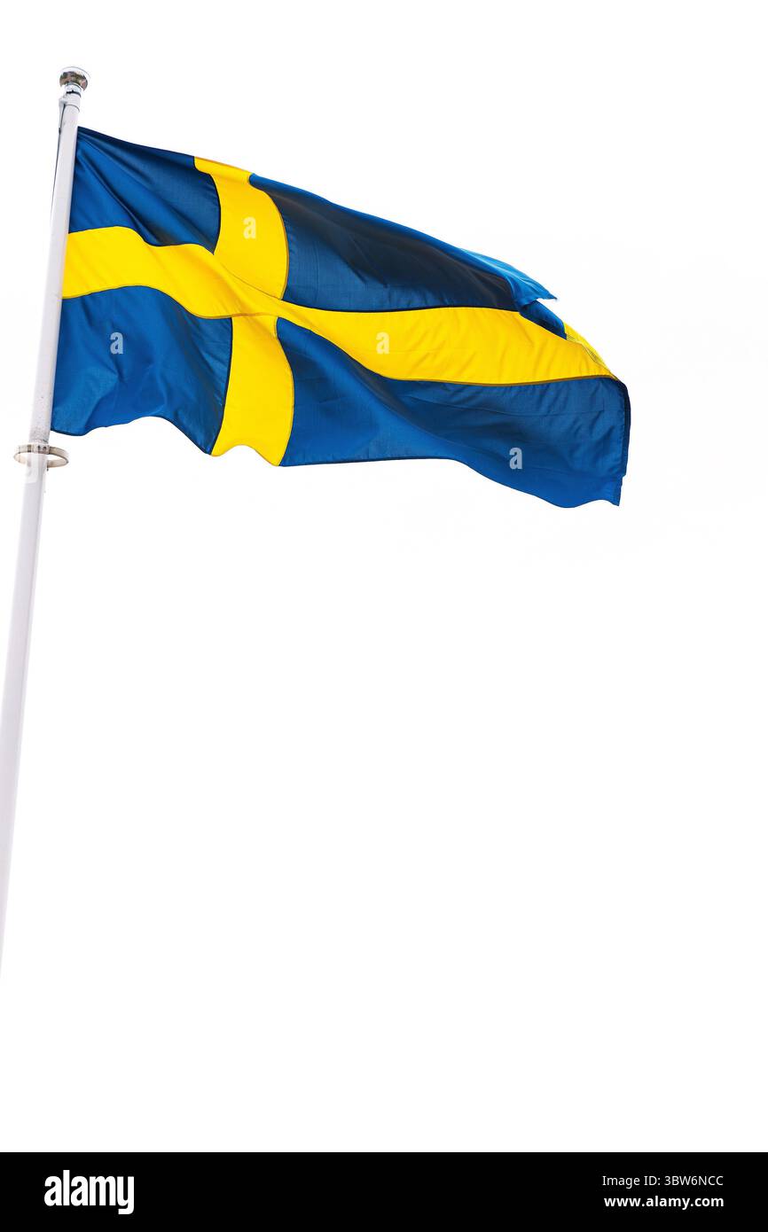 La bandiera nazionale della Svezia isolata su uno sfondo bianco pulito. Sfinestratura bandiera svedese su bianco Foto Stock
