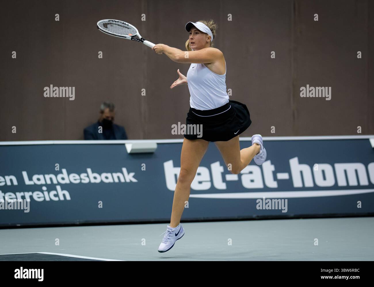 9 novembre 2020, Linz, AUSTRIA: La Germania Julia Wachaczyk gioca il doppio con Laura Ioana Paar al torneo internazionale di tennis femminile di Linz WTA 2020 dell'alta Austria (immagine di credito: © Rob Prange/AFP7 via ZUMA Wire) Foto Stock