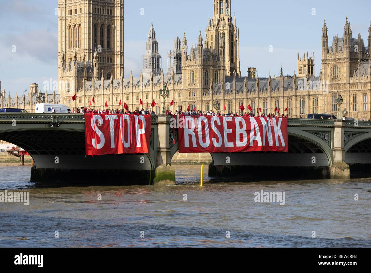 Banner Fossil Free London Drop con la scritta "Stop Rosebanl" sul Westminster Bridge, Londra 16/12/25 Foto Stock