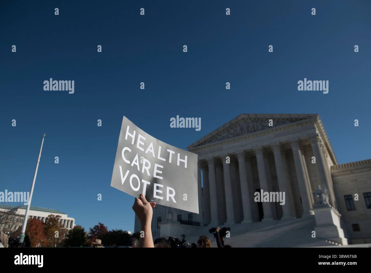 10 novembre 2020, Washington, District of Columbia, USA: Le persone si riuniscono per una manifestazione al di fuori della Corte Suprema degli Stati Uniti, mentre la più alta corte della nazione ascolta le argomentazioni per una delle più grandi questioni del termâ: California contro Texas, la sfida costituzionale all'Affordable Care Act, a Washington, DC, martedì 10 novembre, 2020. un gruppo di stati repubblicani affermano che il mandato assicurativo individuale del lawâ è incostituzionale â€“ e chiedono all’alta corte di abbattere l’intera legge insieme al mandato. Credito: Rod Lamkey / CNP (immagine di credito: © Rod Lamkey/CNP vi Foto Stock