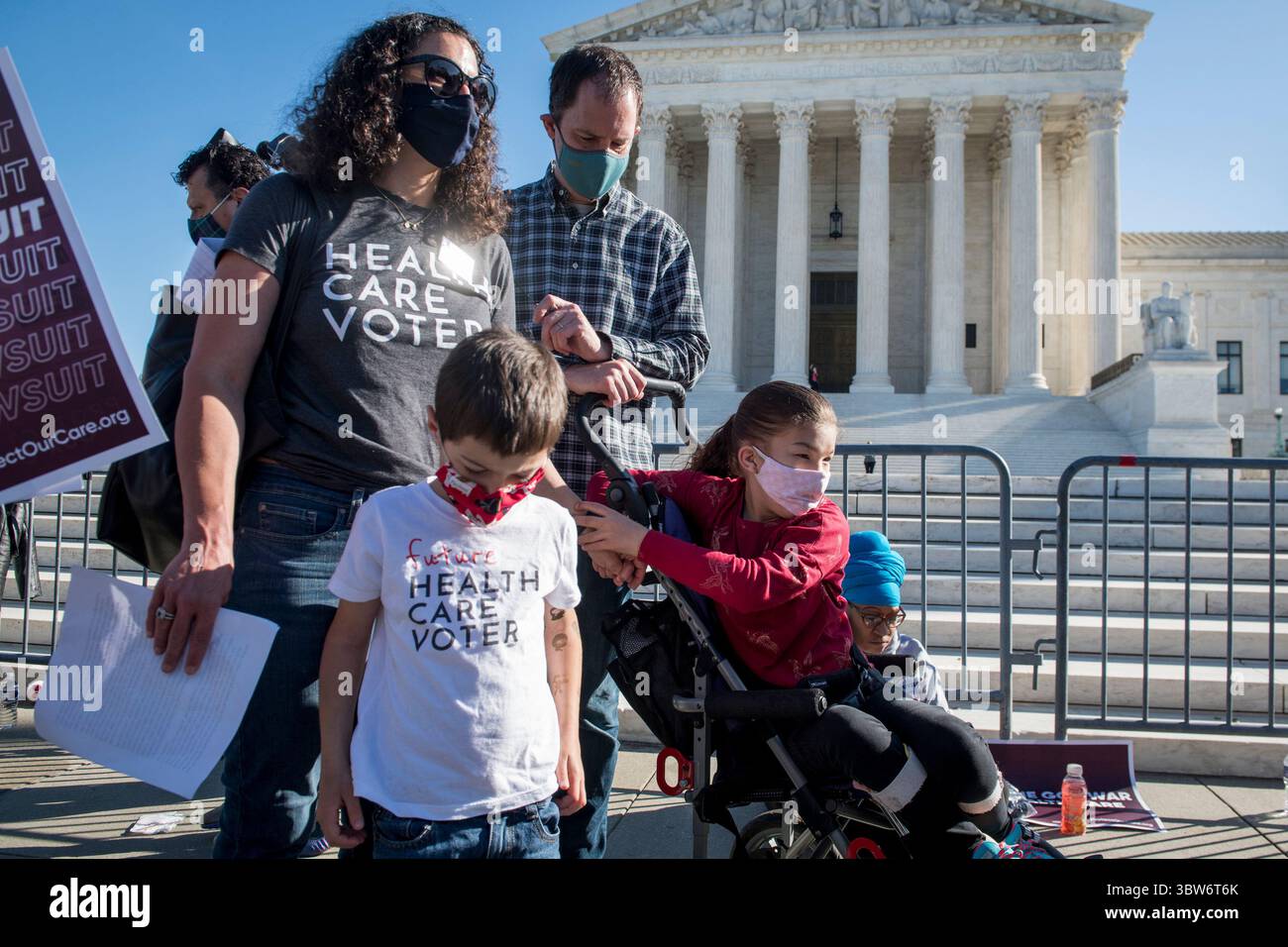 10 novembre 2020, Washington, Distretto di Columbia, USA: Claire Smith, 14, si unisce a suo fratello Adam, 5 anni, madre Jamie e padre Dan, tutti di Washington, DC, mentre aspettano di offrire osservazioni sulla loro vita che trattano con il sistema sanitario, al di fuori della Corte Suprema degli Stati Uniti come la più alta corte della nazione ascolta argomenti per una delle più grandi questioni del termâ: California contro Texas, la sfida costituzionale al Affordable Care Act, a Washington, DC, martedì 10 novembre, secondo Jamie, la madre di Claire Smith, a Claire mancano parti del suo cervello e il suo cuore no 2020 Foto Stock