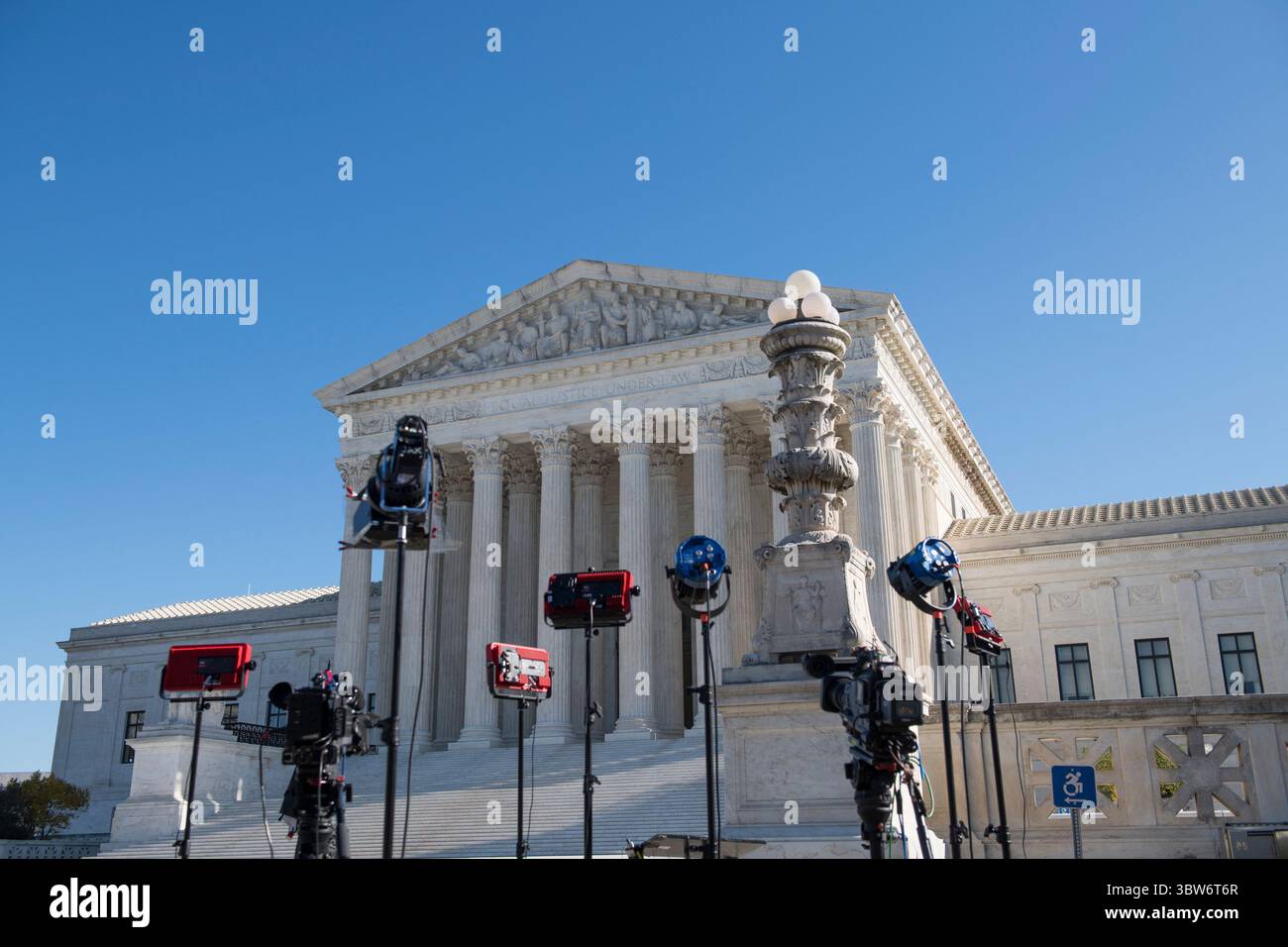 10 novembre 2020, Washington, Distretto di Columbia, USA: Un gruppo di giornalisti è istituito al di fuori della Corte Suprema degli Stati Uniti, mentre la più alta corte della nazione ascolta le argomentazioni per uno dei più grandi problemi del termâ: California vs Texas, la sfida costituzionale al Affordable Care Act, a Washington, DC, martedì 10 novembre, 2020. un gruppo di stati repubblicani affermano che il mandato assicurativo individuale del lawâ è incostituzionale â€“ e chiedono all’alta corte di abbattere l’intera legge insieme al mandato. Credito: Rod Lamkey / CNP (immagine di credito: © Rod Lamkey/CNP via ZU Foto Stock