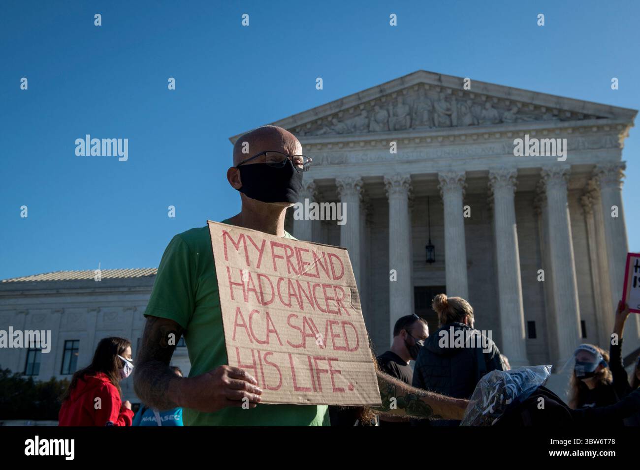 10 novembre 2020, Washington, Distretto di Columbia, USA: Paul Severance, di Washington, DC, si unisce ad altre persone al di fuori della Corte Suprema degli Stati Uniti come la più alta corte della nazione ascolta argomenti per una delle più grandi questioni del termâ: California vs Texas, The Constitution Challenge to the Affordable Care Act, a Washington, DC, martedì 10 novembre, 2020. un gruppo di stati repubblicani affermano che il mandato assicurativo individuale del lawâ è incostituzionale â€“ e chiedono all’alta corte di abbattere l’intera legge insieme al mandato. Credito: Rod Lamkey / CNP (crediti Foto Stock