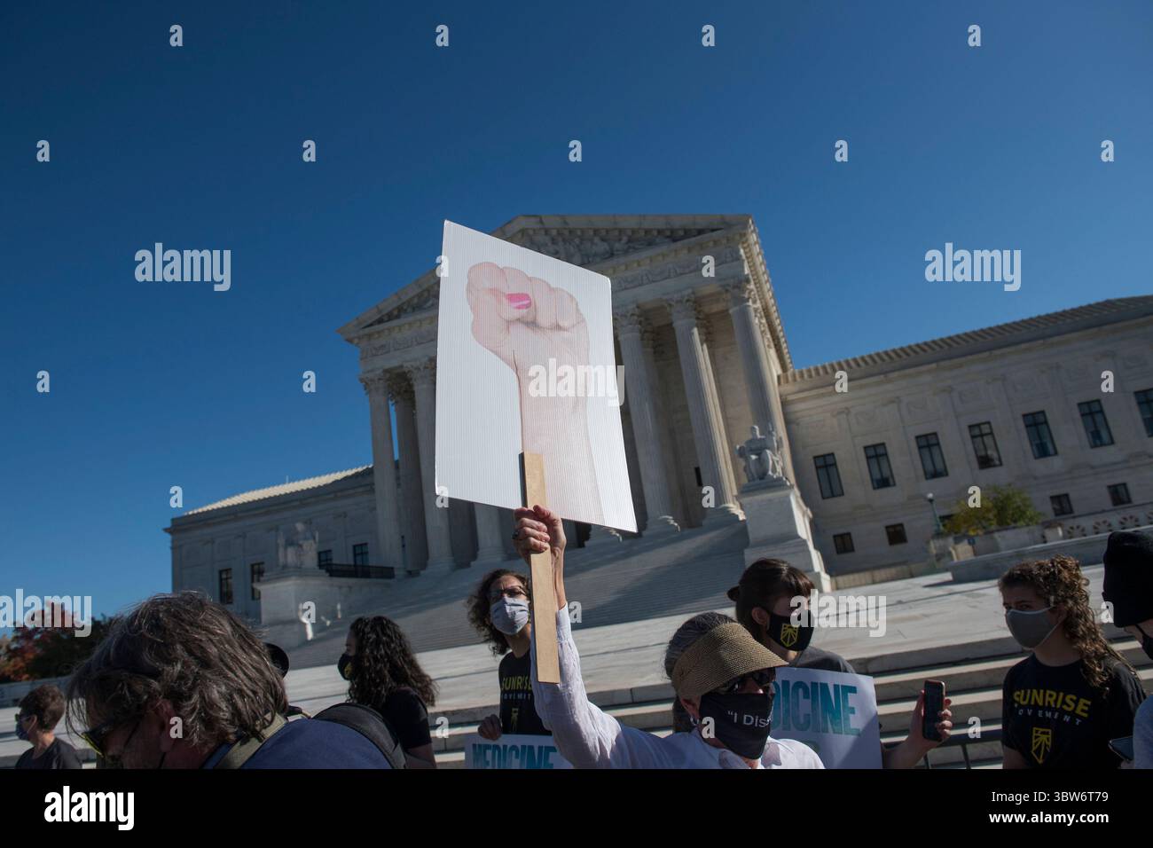 10 novembre 2020, Washington, District of Columbia, USA: Le persone si riuniscono per una manifestazione al di fuori della Corte Suprema degli Stati Uniti, mentre la più alta corte della nazione ascolta le argomentazioni per una delle più grandi questioni del termâ: California contro Texas, la sfida costituzionale all'Affordable Care Act, a Washington, DC, martedì 10 novembre, 2020. un gruppo di stati repubblicani affermano che il mandato assicurativo individuale del lawâ è incostituzionale â€“ e chiedono all’alta corte di abbattere l’intera legge insieme al mandato. Credito: Rod Lamkey / CNP (immagine di credito: © Rod Lamkey/CNP vi Foto Stock