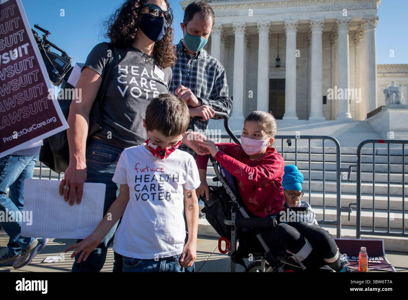 10 novembre 2020, Washington, Distretto di Columbia, USA: Claire Smith, 14, si unisce a suo fratello Adam, 5 anni, madre Jamie e padre Dan, tutti di Washington, DC, mentre aspettano di offrire osservazioni sulla loro vita che trattano con il sistema sanitario, al di fuori della Corte Suprema degli Stati Uniti come la più alta corte della nazione ascolta argomenti per una delle più grandi questioni del termâ: California contro Texas, la sfida costituzionale al Affordable Care Act, a Washington, DC, martedì 10 novembre, secondo Jamie, la madre di Claire Smith, a Claire mancano parti del suo cervello e il suo cuore no 2020 Foto Stock