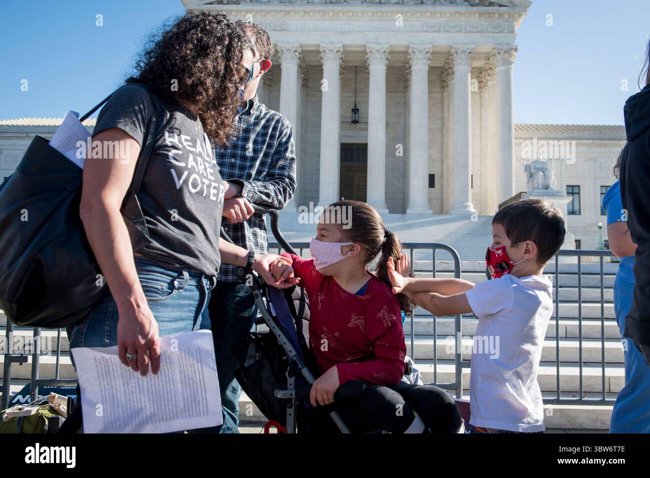 10 novembre 2020, Washington, Distretto di Columbia, USA: Claire Smith, 14, si unisce a suo fratello Adam, 5 anni, madre Jamie e padre Dan, tutti di Washington, DC, mentre aspettano di offrire osservazioni sulla loro vita che trattano con il sistema sanitario, al di fuori della Corte Suprema degli Stati Uniti come la più alta corte della nazione ascolta argomenti per una delle più grandi questioni del termâ: California contro Texas, la sfida costituzionale al Affordable Care Act, a Washington, DC, martedì 10 novembre, secondo Jamie, la madre di Claire Smith, a Claire mancano parti del suo cervello e il suo cuore no 2020 Foto Stock