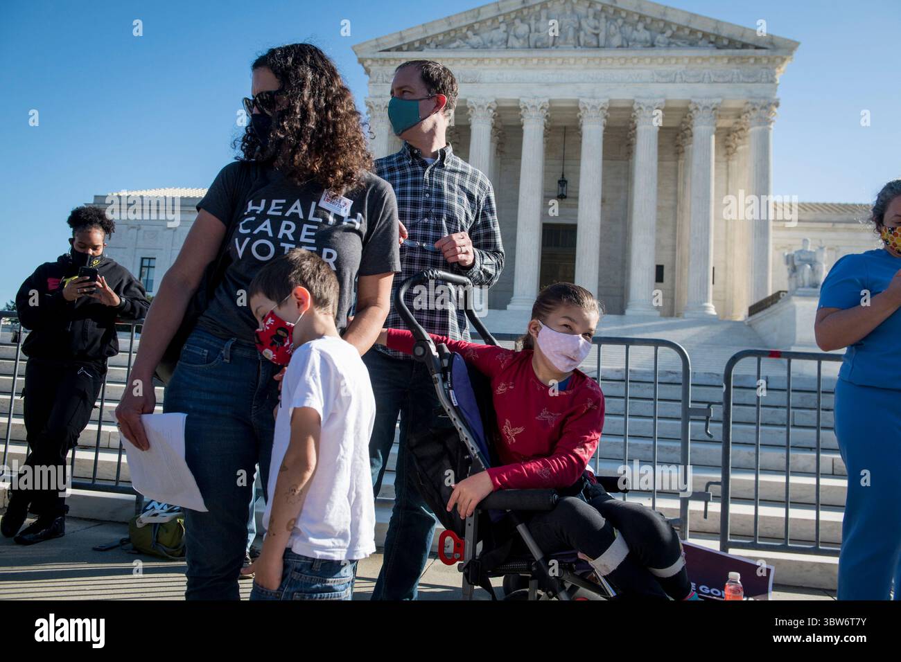 10 novembre 2020, Washington, Distretto di Columbia, USA: Claire Smith, 14, si unisce a suo fratello Adam, 5 anni, madre Jamie e padre Dan, tutti di Washington, DC, mentre aspettano di offrire osservazioni sulla loro vita che trattano con il sistema sanitario, al di fuori della Corte Suprema degli Stati Uniti come la più alta corte della nazione ascolta argomenti per una delle più grandi questioni del termâ: California contro Texas, la sfida costituzionale al Affordable Care Act, a Washington, DC, martedì 10 novembre, secondo Jamie, la madre di Claire Smith, a Claire mancano parti del suo cervello e il suo cuore no 2020 Foto Stock