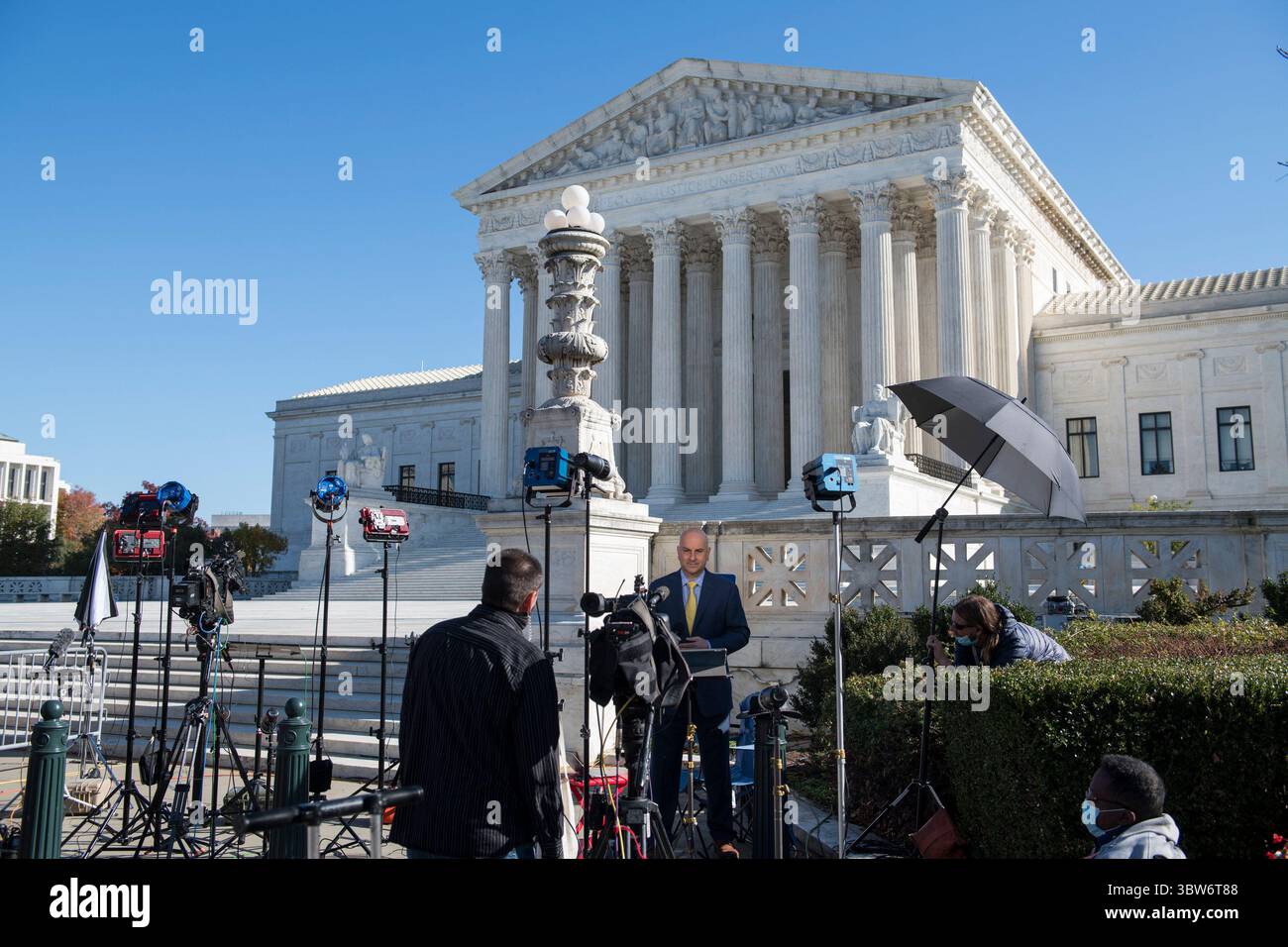 10 novembre 2020, Washington, Distretto di Columbia, USA: Un gruppo di giornalisti è istituito al di fuori della Corte Suprema degli Stati Uniti, mentre la più alta corte della nazione ascolta le argomentazioni per uno dei più grandi problemi del termâ: California vs Texas, la sfida costituzionale al Affordable Care Act, a Washington, DC, martedì 10 novembre, 2020. un gruppo di stati repubblicani affermano che il mandato assicurativo individuale del lawâ è incostituzionale â€“ e chiedono all’alta corte di abbattere l’intera legge insieme al mandato. Credito: Rod Lamkey / CNP (immagine di credito: © Rod Lamkey/CNP via ZU Foto Stock