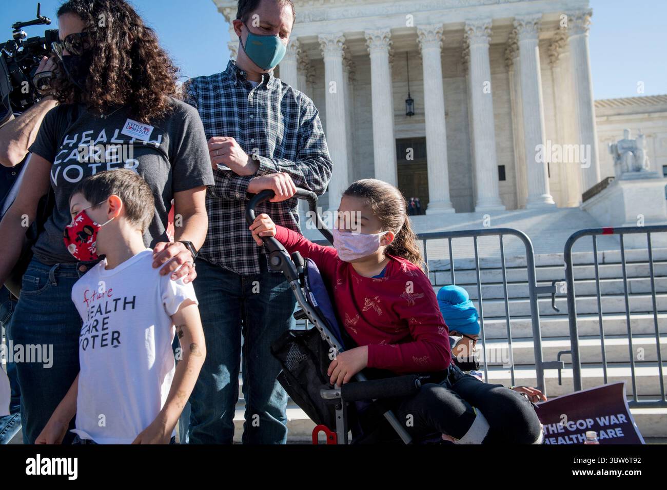 10 novembre 2020, Washington, Distretto di Columbia, USA: Claire Smith, 14, si unisce a suo fratello Adam, 5 anni, madre Jamie e padre Dan, tutti di Washington, DC, mentre aspettano di offrire osservazioni sulla loro vita che trattano con il sistema sanitario, al di fuori della Corte Suprema degli Stati Uniti come la più alta corte della nazione ascolta argomenti per una delle più grandi questioni del termâ: California contro Texas, la sfida costituzionale al Affordable Care Act, a Washington, DC, martedì 10 novembre, secondo Jamie, la madre di Claire Smith, a Claire mancano parti del suo cervello e il suo cuore no 2020 Foto Stock