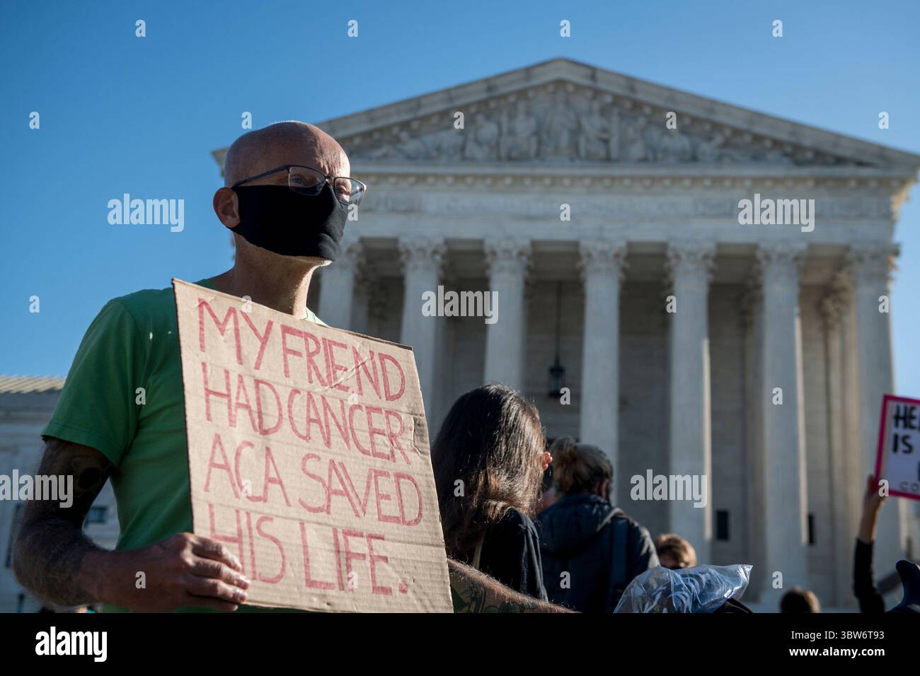 10 novembre 2020, Washington, Distretto di Columbia, USA: Paul Severance, di Washington, DC, si unisce ad altre persone al di fuori della Corte Suprema degli Stati Uniti come la più alta corte della nazione ascolta argomenti per una delle più grandi questioni del termâ: California vs Texas, The Constitution Challenge to the Affordable Care Act, a Washington, DC, martedì 10 novembre, 2020. un gruppo di stati repubblicani affermano che il mandato assicurativo individuale del lawâ è incostituzionale â€“ e chiedono all’alta corte di abbattere l’intera legge insieme al mandato. Credito: Rod Lamkey / CNP (crediti Foto Stock