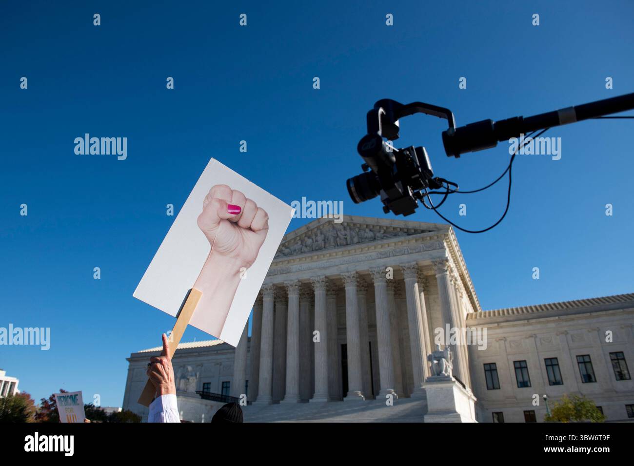 10 novembre 2020, Washington, District of Columbia, USA: Le persone si riuniscono per una manifestazione al di fuori della Corte Suprema degli Stati Uniti, mentre la più alta corte della nazione ascolta le argomentazioni per una delle più grandi questioni del termâ: California contro Texas, la sfida costituzionale all'Affordable Care Act, a Washington, DC, martedì 10 novembre, 2020. un gruppo di stati repubblicani affermano che il mandato assicurativo individuale del lawâ è incostituzionale â€“ e chiedono all’alta corte di abbattere l’intera legge insieme al mandato. Credito: Rod Lamkey / CNP (immagine di credito: © Rod Lamkey/CNP vi Foto Stock