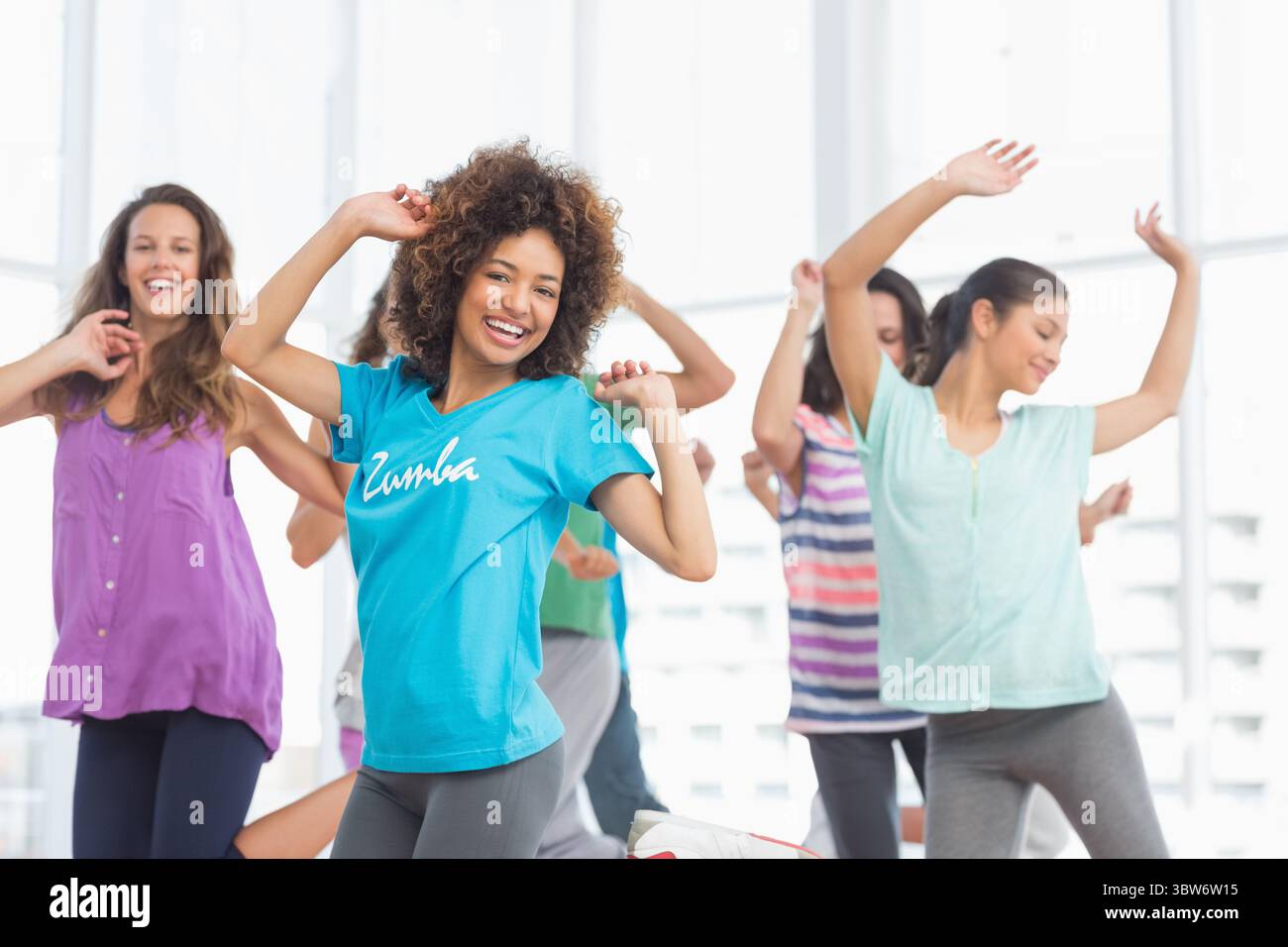 L'illustrazione a disegno piatto raffigura cinque donne che ballano in uno studio illuminato dal sole, con il logo Zumba Foto Stock