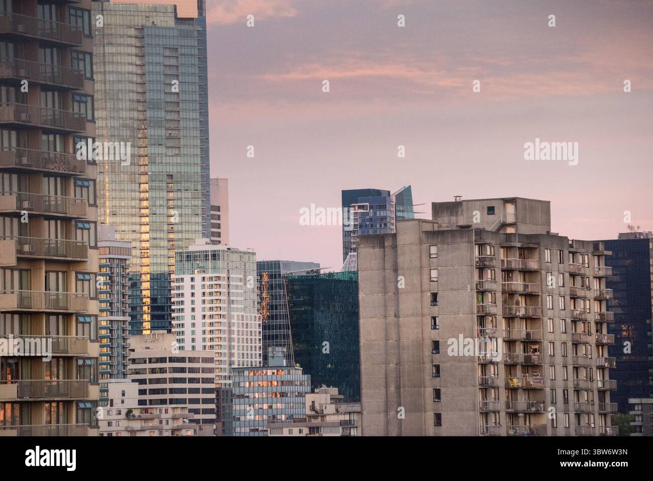 Grattacieli in città contro il cielo Foto Stock