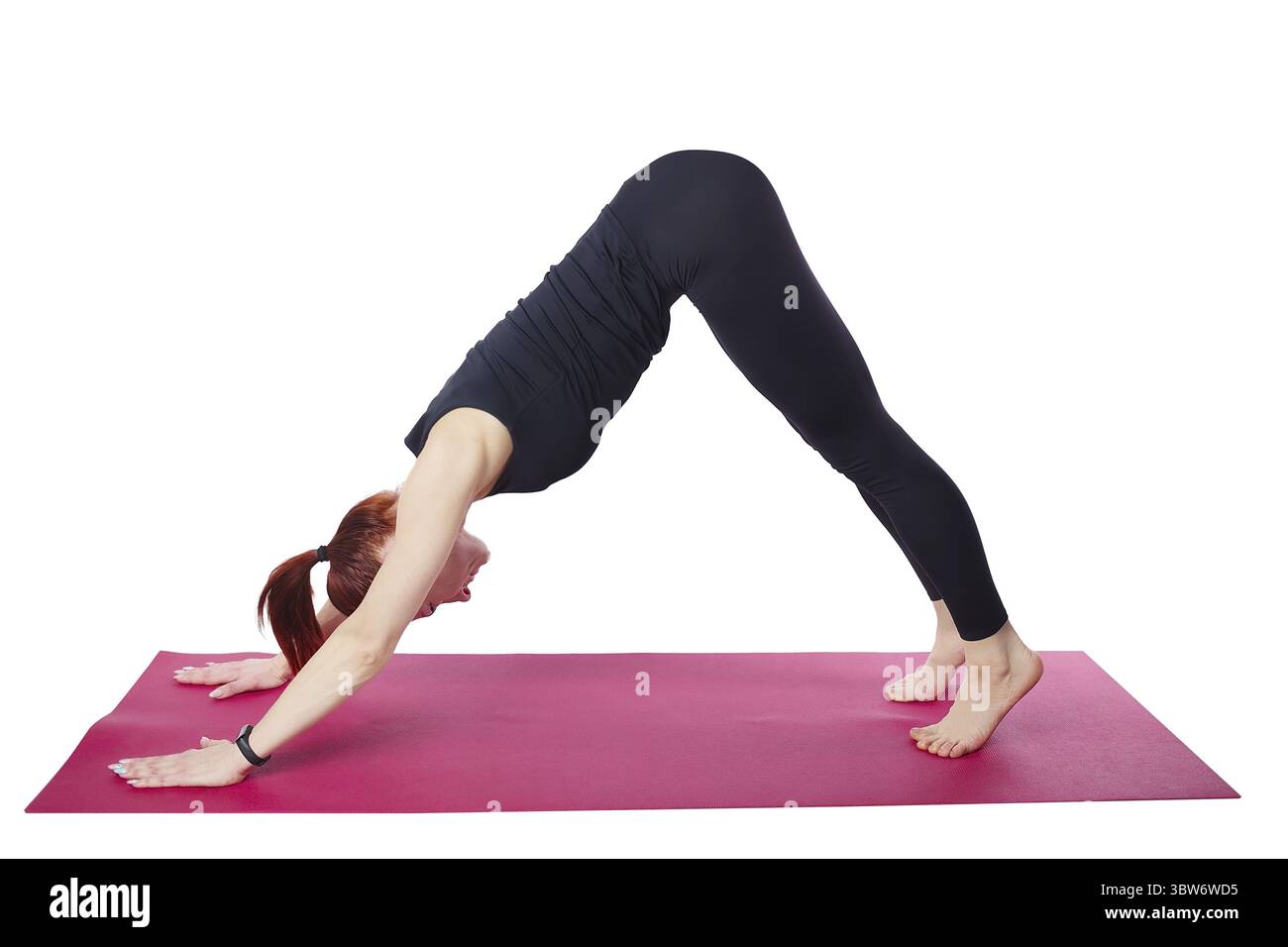 Una bella donna slanciata esegue un esercizio Dolphin su un tappetino da palestra. Attivazione del muscolo addominale trasversale. Isolato su sfondo bianco Foto Stock
