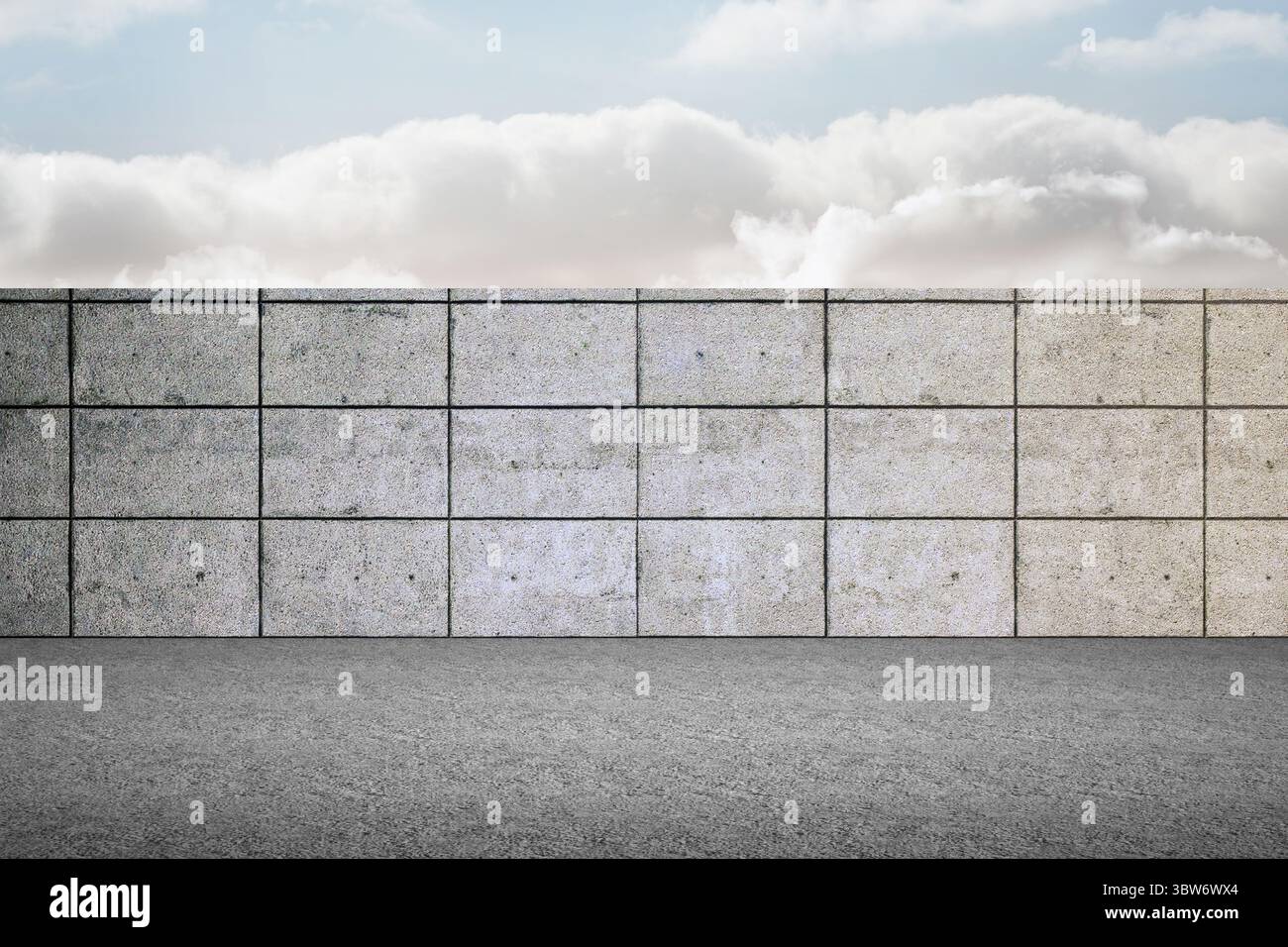 La parete piastrellata in calcestruzzo si trova su un terreno pavimentato piatto sotto un cielo parzialmente nuvoloso in un design piatto Foto Stock