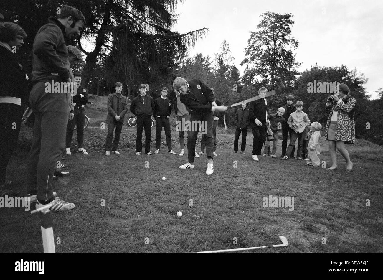 Aktuell 40-4-1970 chiude di fronte al gol. Il Rosenborg è in cima alla prima divisione dopo 16 turni di campionato. L'uomo dietro il successo difensivo è l'allenatore inglese George Curtis. Il portiere della nazionale Geir Karlsen prova una partita di golf durante l'allenamento. Foto: Ivar Aaserud/ Aktuell / NTB ***la foto non è elaborata*** *il testo è tradotto automaticamente* Foto Stock