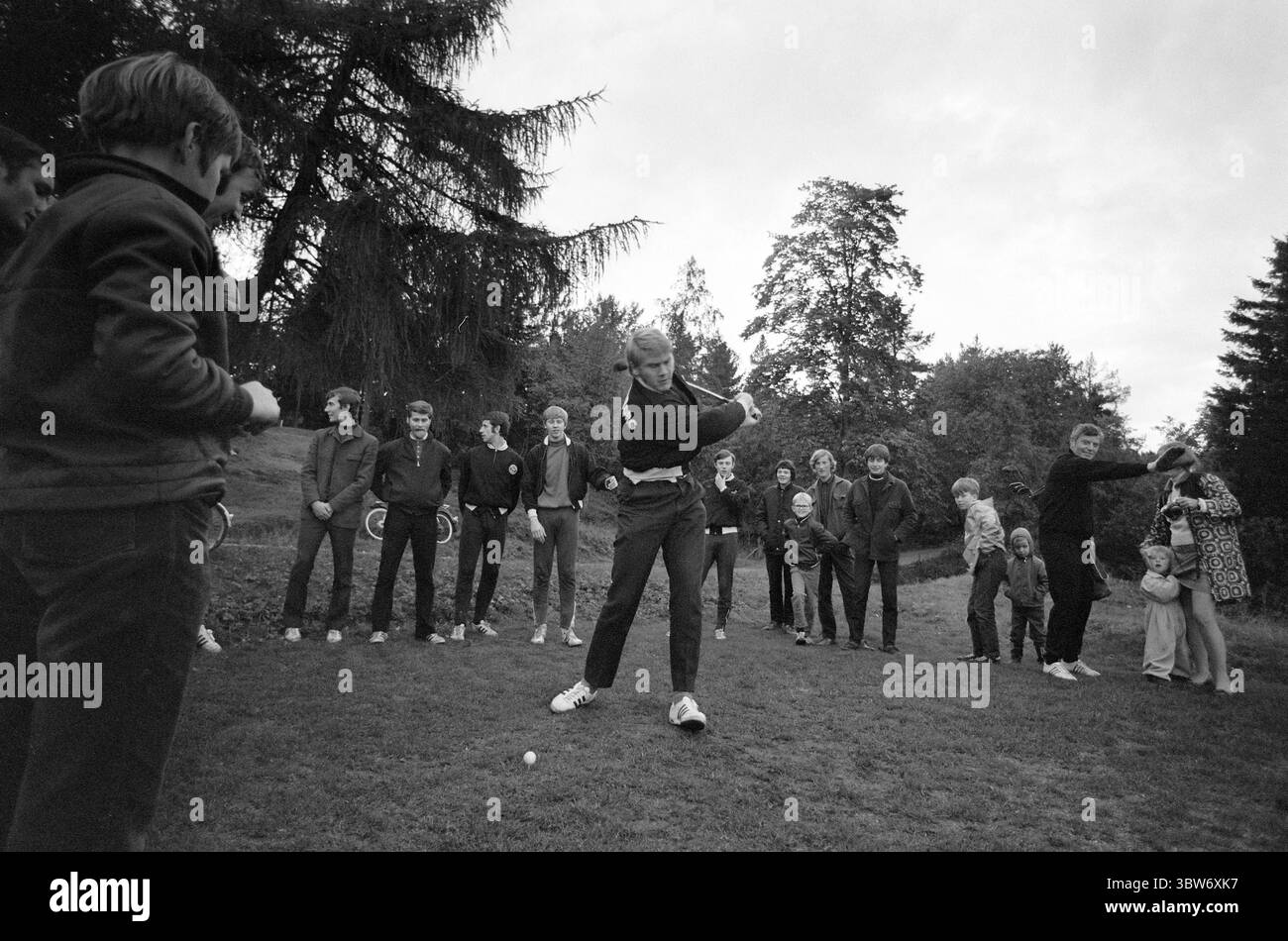 Aktuell 40-4-1970 chiude di fronte al gol. Il Rosenborg è in cima alla prima divisione dopo 16 turni di campionato. L'uomo dietro il successo difensivo è l'allenatore inglese George Curtis. Il portiere della nazionale Geir Karlsen prova una partita di golf durante l'allenamento. Foto: Ivar Aaserud/ Aktuell / NTB ***la foto non è elaborata*** *il testo è tradotto automaticamente* Foto Stock