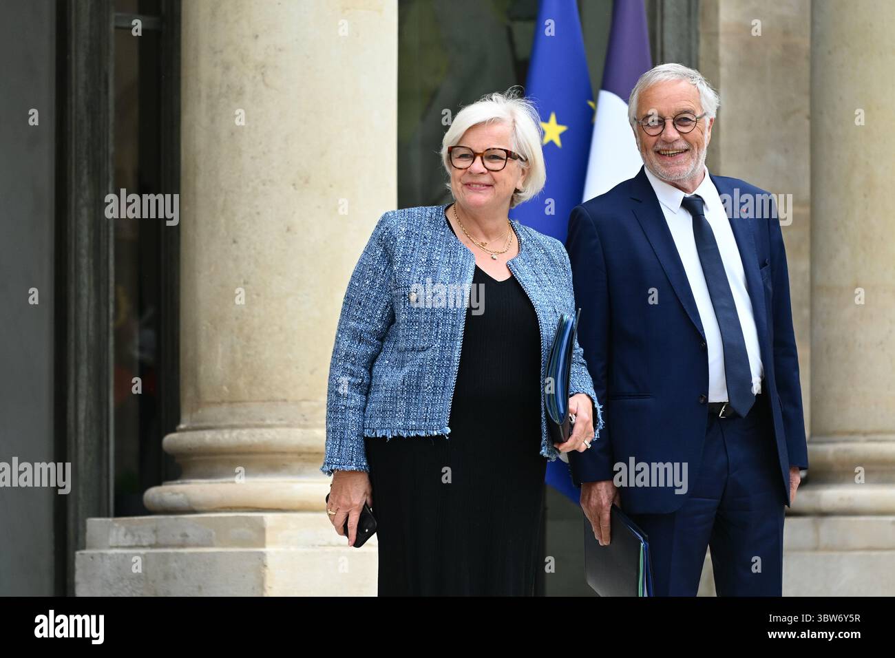 Parigi, Francia. 16 luglio 2025. Il ministro della pianificazione regionale e del decentramento, Francois Rebsamen, e il ministro del lavoro, della salute, della solidarietà e delle famiglie, Catherine Vautrin, hanno lasciato il Consiglio dei ministri il 16 luglio 2025, al Palazzo Elysee di Parigi. - 16/07/2025 - Francia/Ile-de-France (regione)/Parigi - Julien Mattia/le Pictorium credito: LE PICTORIUM/Alamy Live News Foto Stock