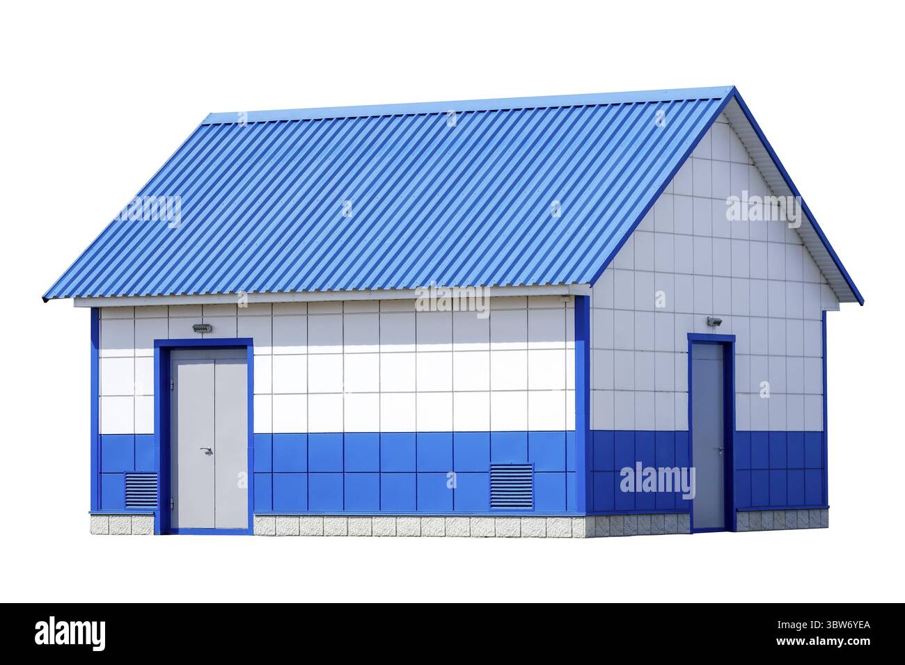 Si tratta di una sorta di nuova moderna sala di produzione in piastrelle e rivestimenti metallici. Casa modulare isolata su sfondo bianco. Cantiere. Derisione Foto Stock