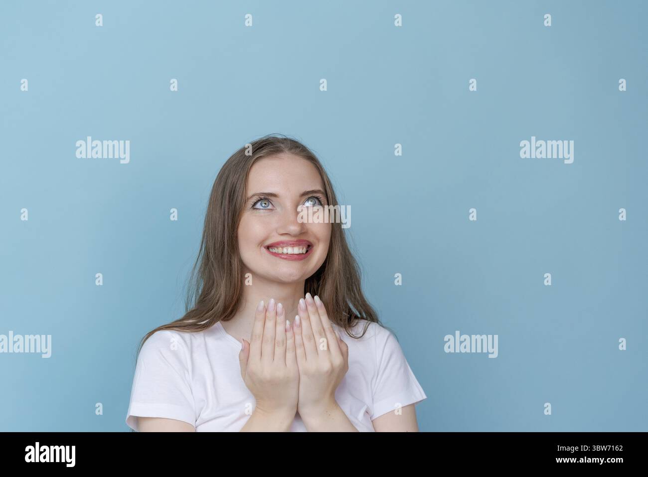 Ritratto di fiducia affascinante donna riccia in abiti alla moda che sorridono in ampia misura Foto Stock