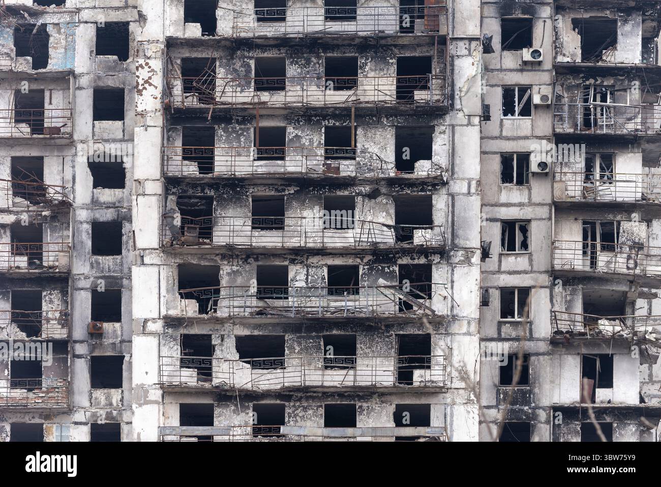 Case distrutte e bruciate in città durante la guerra in Ucraina Foto Stock