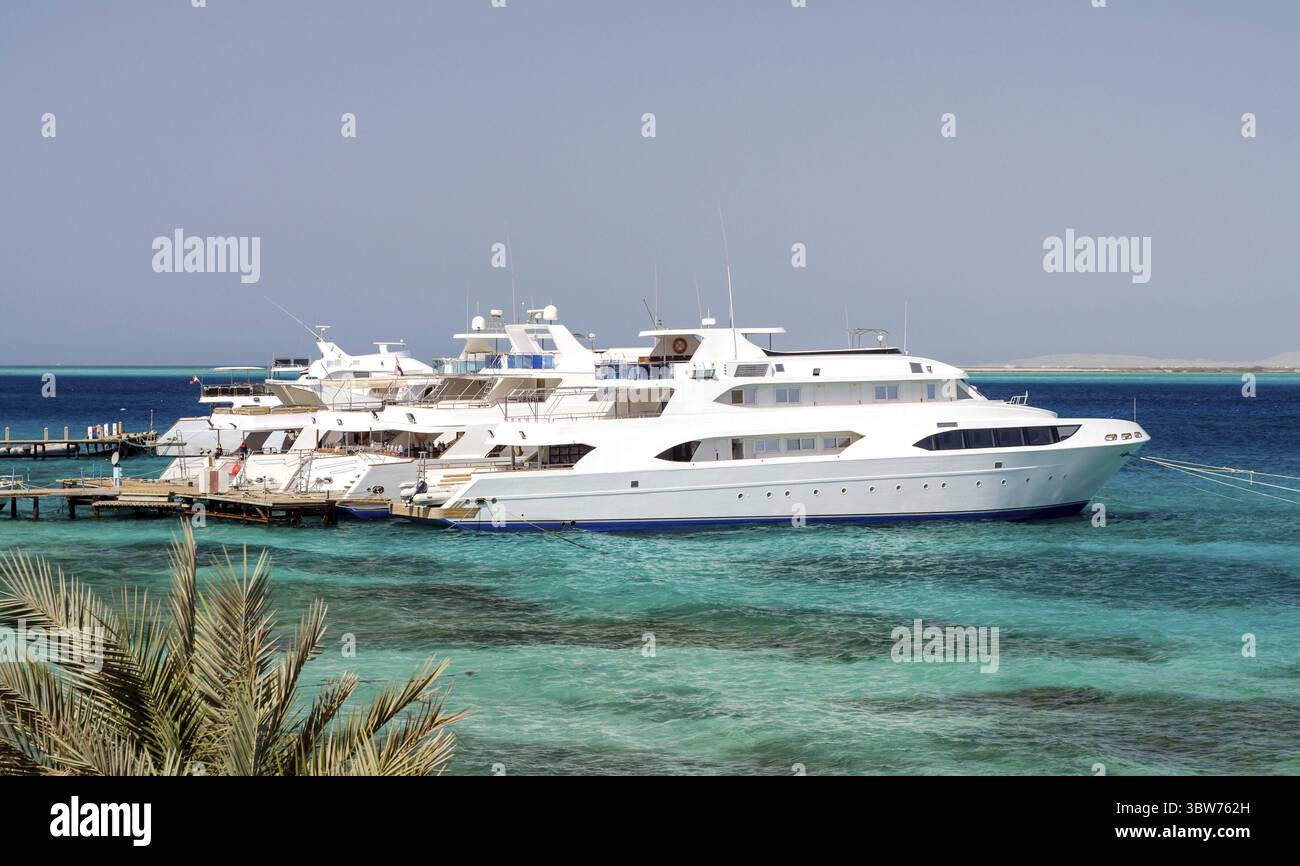 Diverse navi senza persone nel Mar Rosso d'Egitto Foto Stock