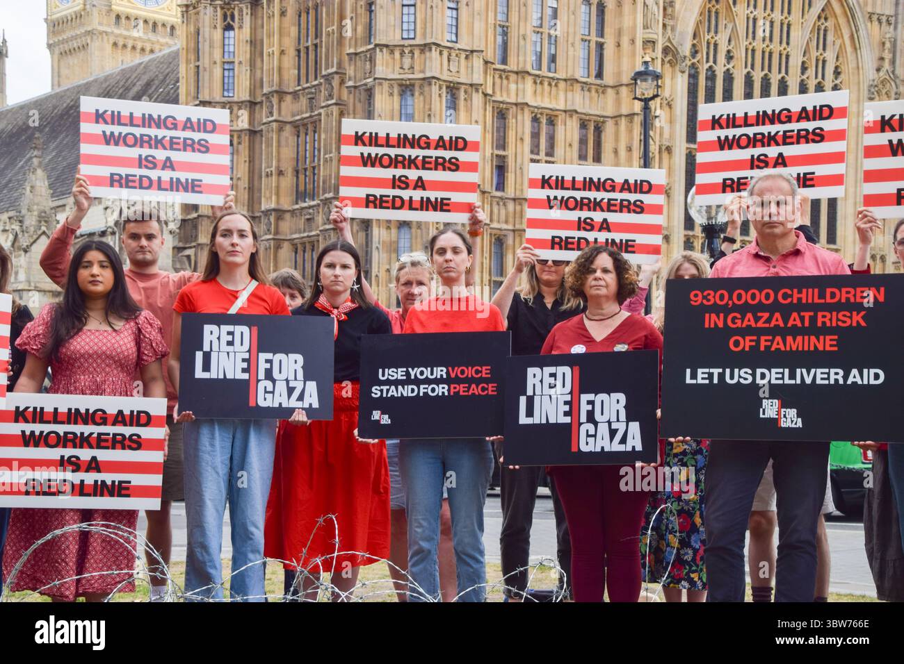 Londra, Regno Unito. 16 luglio 2025. Gli attivisti sono fuori dal parlamento per protestare contro l'uccisione di operatori umanitari in Palestina da parte delle forze israeliane. L'azione fa parte della serie di proteste in corso "linea rossa per Gaza”. Crediti: Vuk Valcic/Alamy Live News Foto Stock