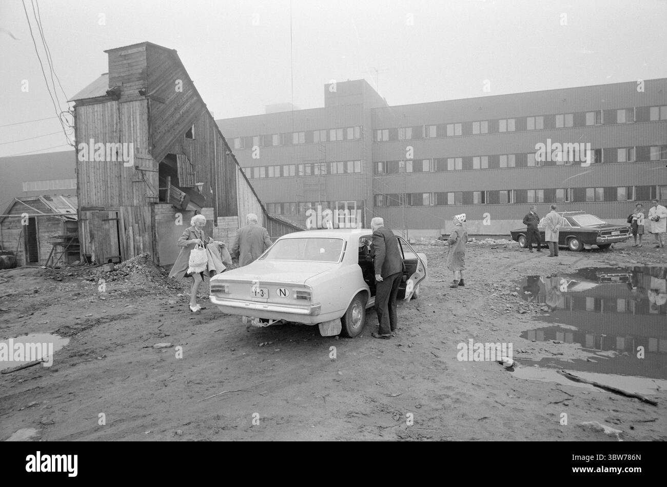 Corrente 37-4-1970 : nord e giù fino a 300 metri. Le miniere di Biddjovagge a Kautokeino - la pianta sull'altopiano selvatico - sono ora in funzione. Il ministro della giustizia Elisabeth Schweigaard Selmer in visita qui con il tenente Dahl. Sullo sfondo il grande complesso principale. Foto: Sverre A. Børretzen / Current / NTB ***la foto non è elaborata*** *il testo è tradotto automaticamente* Foto Stock