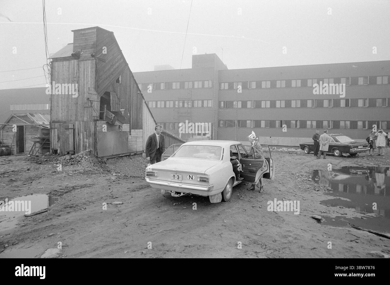 Corrente 37-4-1970 : nord e giù fino a 300 metri. Le miniere di Biddjovagge a Kautokeino - la pianta sull'altopiano selvatico - sono ora in funzione. Il ministro della giustizia Elisabeth Schweigaard Selmer in visita qui con il tenente Dahl. Sullo sfondo il grande complesso principale. Foto: Sverre A. Børretzen / Current / NTB ***la foto non è elaborata*** *il testo è tradotto automaticamente* Foto Stock