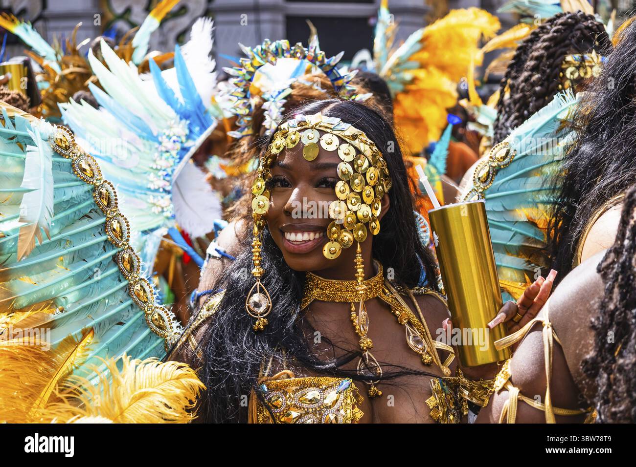 Una gioiosa sfilata al Carnevale di Notting Hill con ballerini in elaborati costumi e vibrante energia. Londra, Regno Unito, 28 agosto 2023 Foto Stock