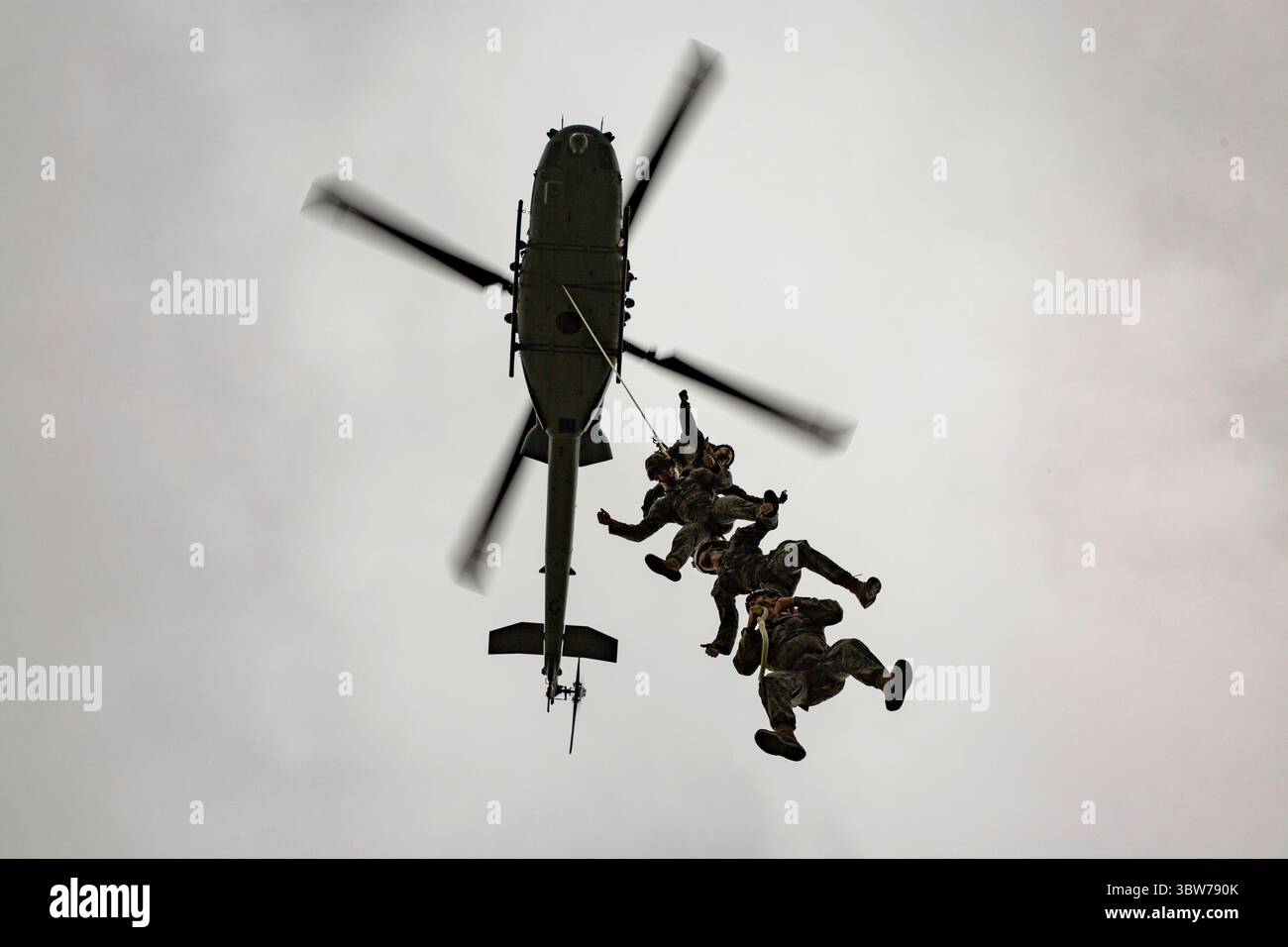 23 ottobre 2020 - Okinawa, Giappone - U.S. Marines con III Marine Expeditionary Force (III MEF), Expeditionary Operation Training Group (EOTG) con Marine Light Attack Helicopter Squadron 469 (HMLA-469), condurre speciali pattugliamenti di inserimento/estrazione e addestramento di respingimento elicotteri a Camp Hansen, Okinawa, Giappone, 23 ottobre 2020. EOTG allena i marines prima di essere collegati alle unità di spedizione marine, dove effettueranno operazioni utilizzando queste tecniche. (Immagine di credito: © U.S. Marines/ZUMA Wire/ZUMAPRESS.com) Foto Stock 23 ottobre 2020 - Okinawa, Giappone - U.S. Marines con III Marine Expeditionary Force (III MEF), Expeditionary Operation Training Group (EOTG) con Marine Light Attack Helicopter Squadron 469 (HMLA-469), condurre speciali pattugliamenti di inserimento/estrazione e addestramento di respingimento elicotteri a Camp Hansen, Okinawa, Giappone, 23 ottobre 2020. EOTG allena i marines prima di essere collegati alle unità di spedizione marine, dove effettueranno operazioni utilizzando queste tecniche. (Immagine di credito: © U.S. Marines/ZUMA Wire/ZUMAPRESS.com) Foto Stock