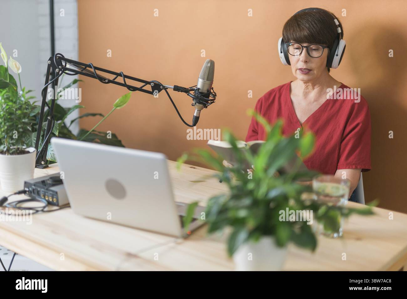 Mittelalterliche Frau radio Gastgeber machen Podcast Aufnahme fuer Online-Show - Broadcast e dj Konzept Foto Stock