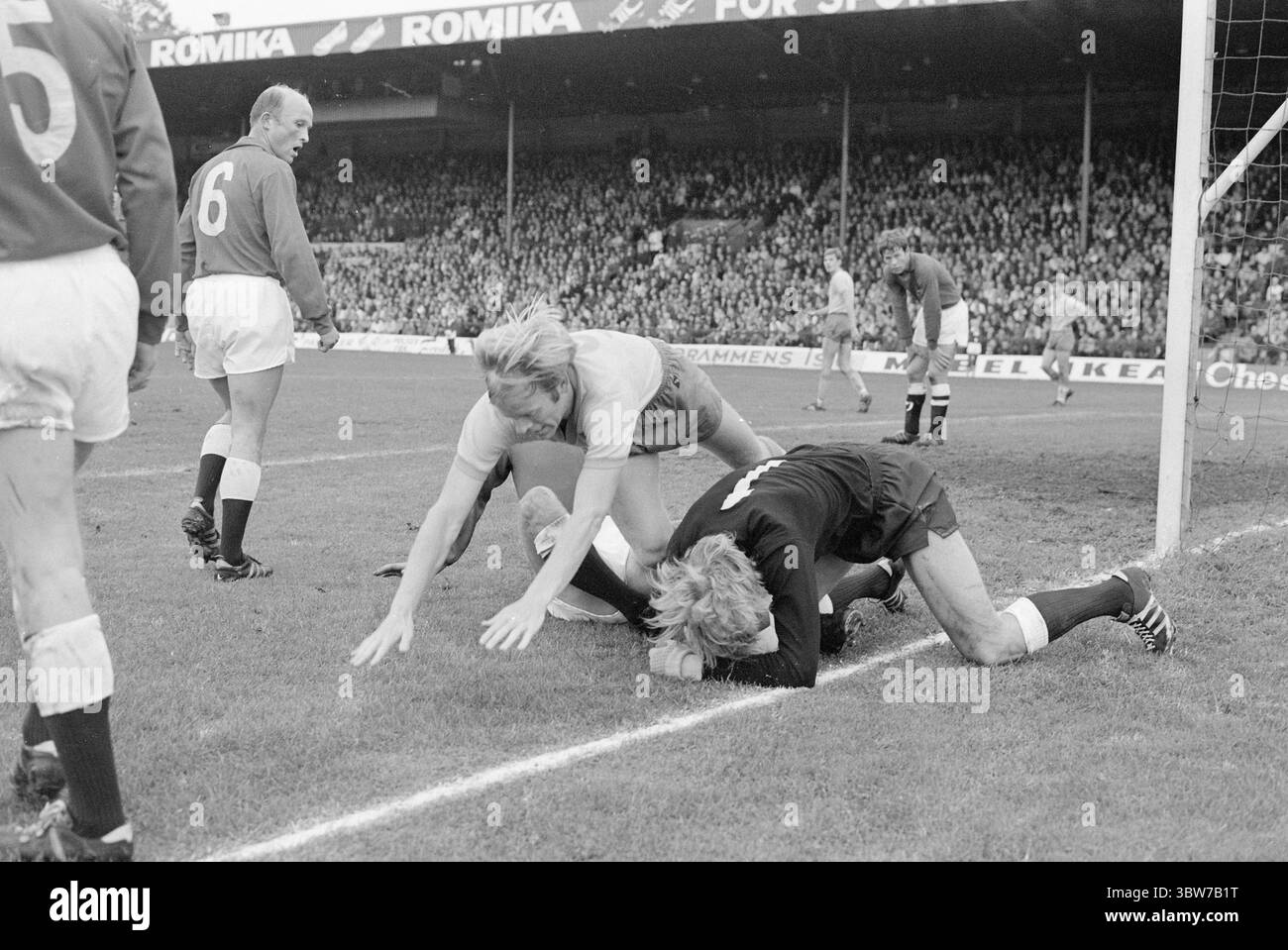 Attuale 38-2-1970: Un veterano e un debuttante. Norvegia - Svezia (2-4) in una partita di calcio allo stadio Ullevaal. Per 45 minuti, poco più di 12.000 spettatori e undici giocatori di calcio erano consapevoli che avrebbe potuto portare alla vittoria all'Ullevaal. Nel secondo tempo, è arrivata la pioggia - e gli svedesi. Sembrava quasi che i norvegesi avessero dimenticato che ci sono due metà in una partita di calcio. Una situazione eccitante. Finn Thorsen con la palla davanti al gol norvegese gridò aiuto. Venga a prendere la palla. Geir Karlsen l'ha fatto.foto: Aage Storløkken e Sverre A. Børretzen / Current / NTB ***Photo i Foto Stock
