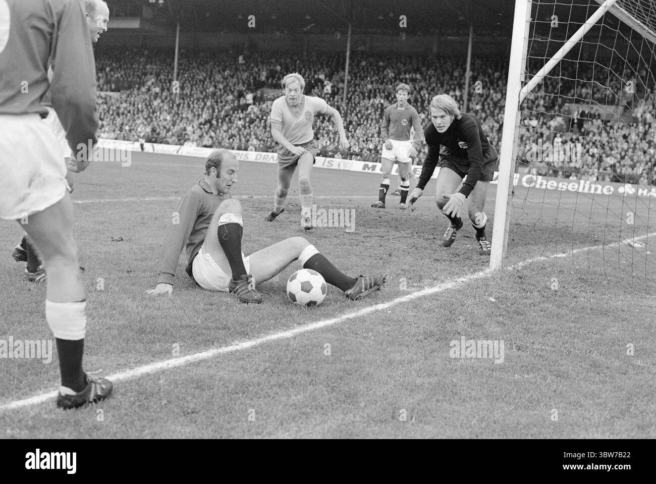Attuale 38-2-1970: Un veterano e un debuttante. Norvegia - Svezia (2-4) in una partita di calcio allo stadio Ullevaal. Per 45 minuti, poco più di 12.000 spettatori e undici giocatori di calcio erano consapevoli che avrebbe potuto portare alla vittoria all'Ullevaal. Nel secondo tempo, è arrivata la pioggia - e gli svedesi. Sembrava quasi che i norvegesi avessero dimenticato che ci sono due metà in una partita di calcio. Una situazione emozionante: Finn Thorsen con la palla davanti al gol norvegese gridò aiuto: Vieni a prendere la palla. Geir Karlsen l'ha fatto.foto: Aage Storløkken e Sverre A. Børretzen / Current / NTB ***Photo i Foto Stock