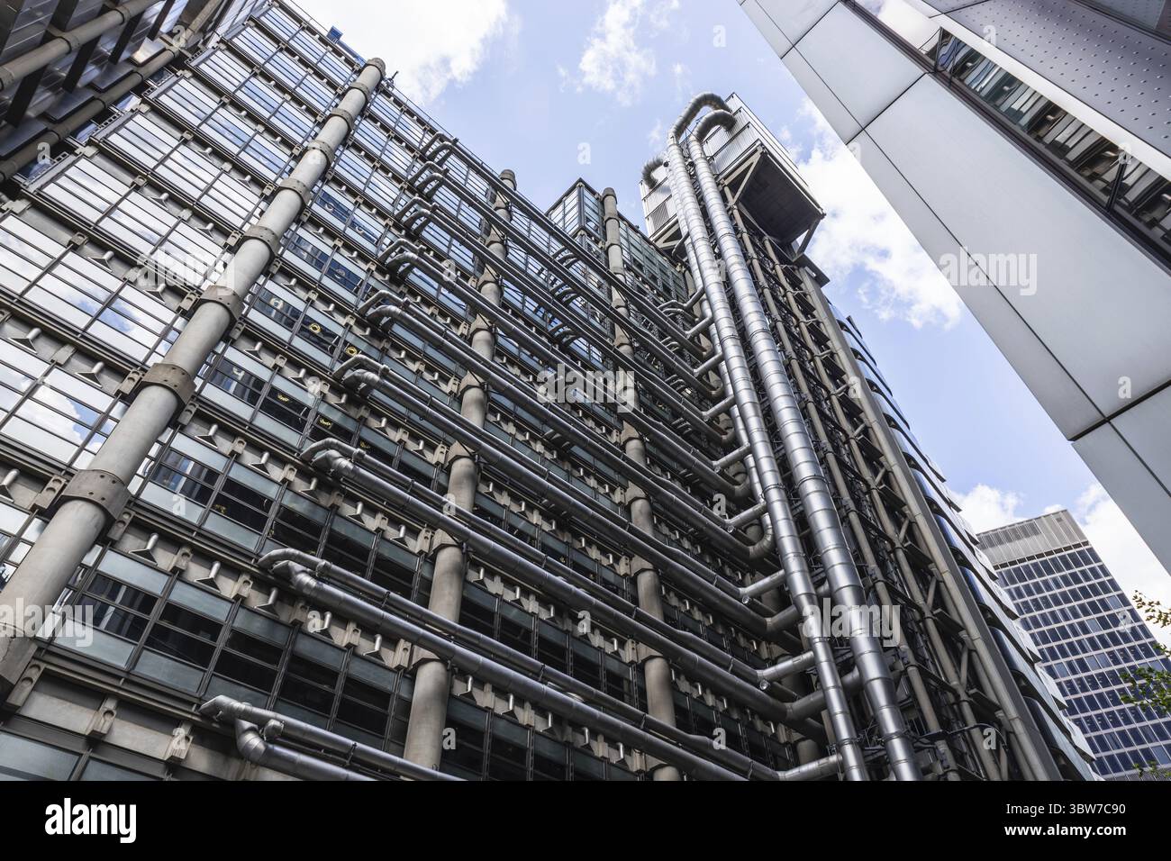 Il Lloyd's Building di Londra presenta un design futuristico con elementi esposti in acciaio e vetro Foto Stock