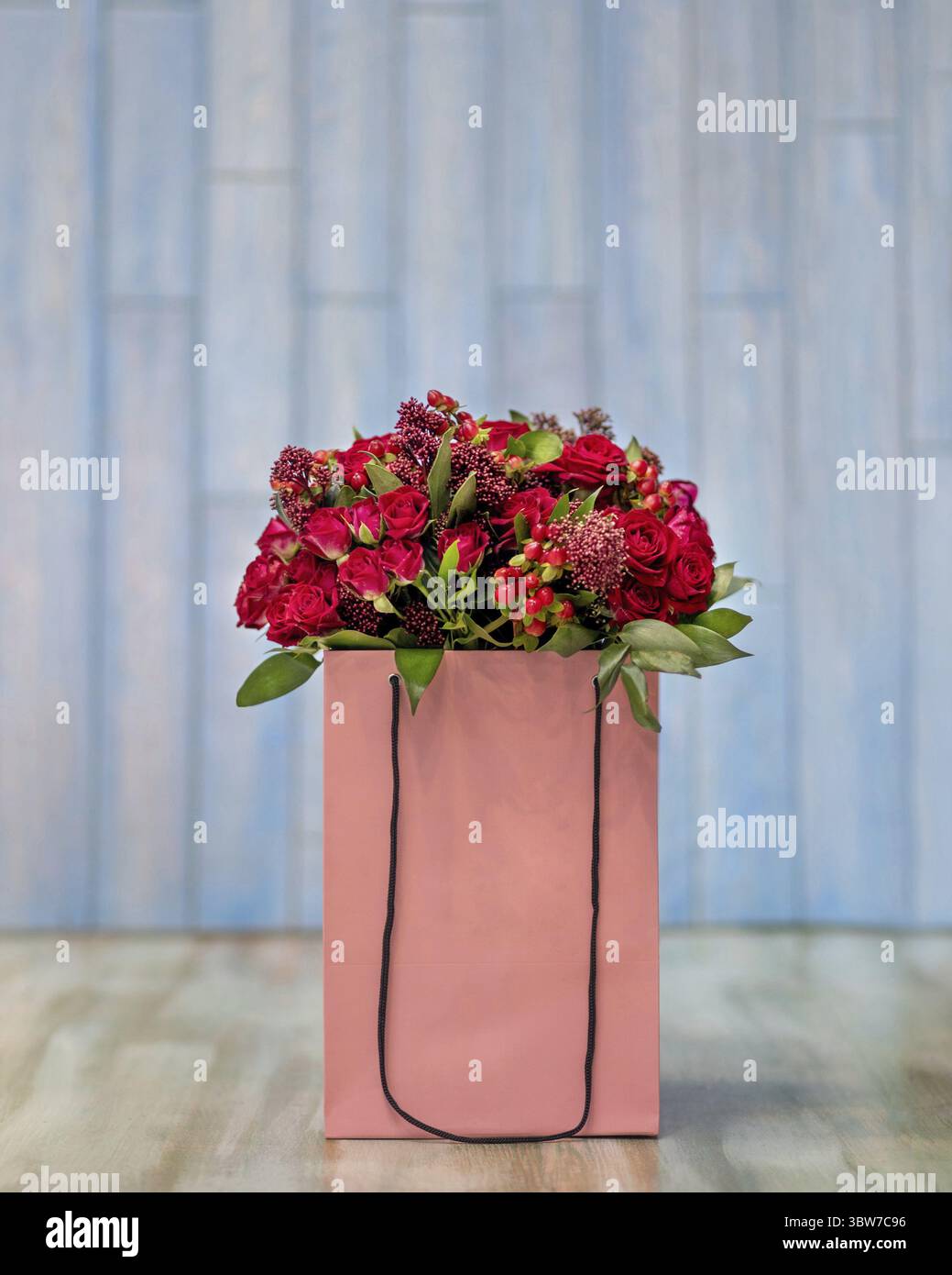 Bouquet di rose dorate nella scatola Foto Stock