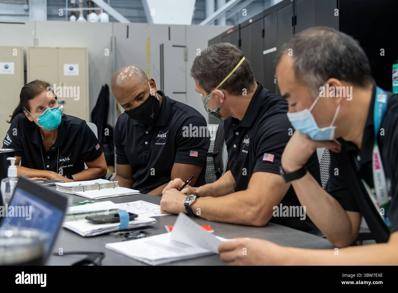 29 giugno 2020 - Florida, Stati Uniti - lo specialista di missione Shannon Walker, a sinistra, il pilota Victor Glover, il comandante della Crew Dragon Michael Hopkins, tutti gli specialisti della NASA e della Japan Aerospace Exploration Agency (JAXA) Soichi Noguchi, a destra, lanceranno alla stazione spaziale Internazionale durante la missione SpaceX Crew-1 dell'agenzia dal Launch Complex 39A al Kennedy Space Center della NASA in Florida. (Immagine di credito: © James Blair/NASA/ZUMA Wire/ZUMAPRESS.com) Foto Stock