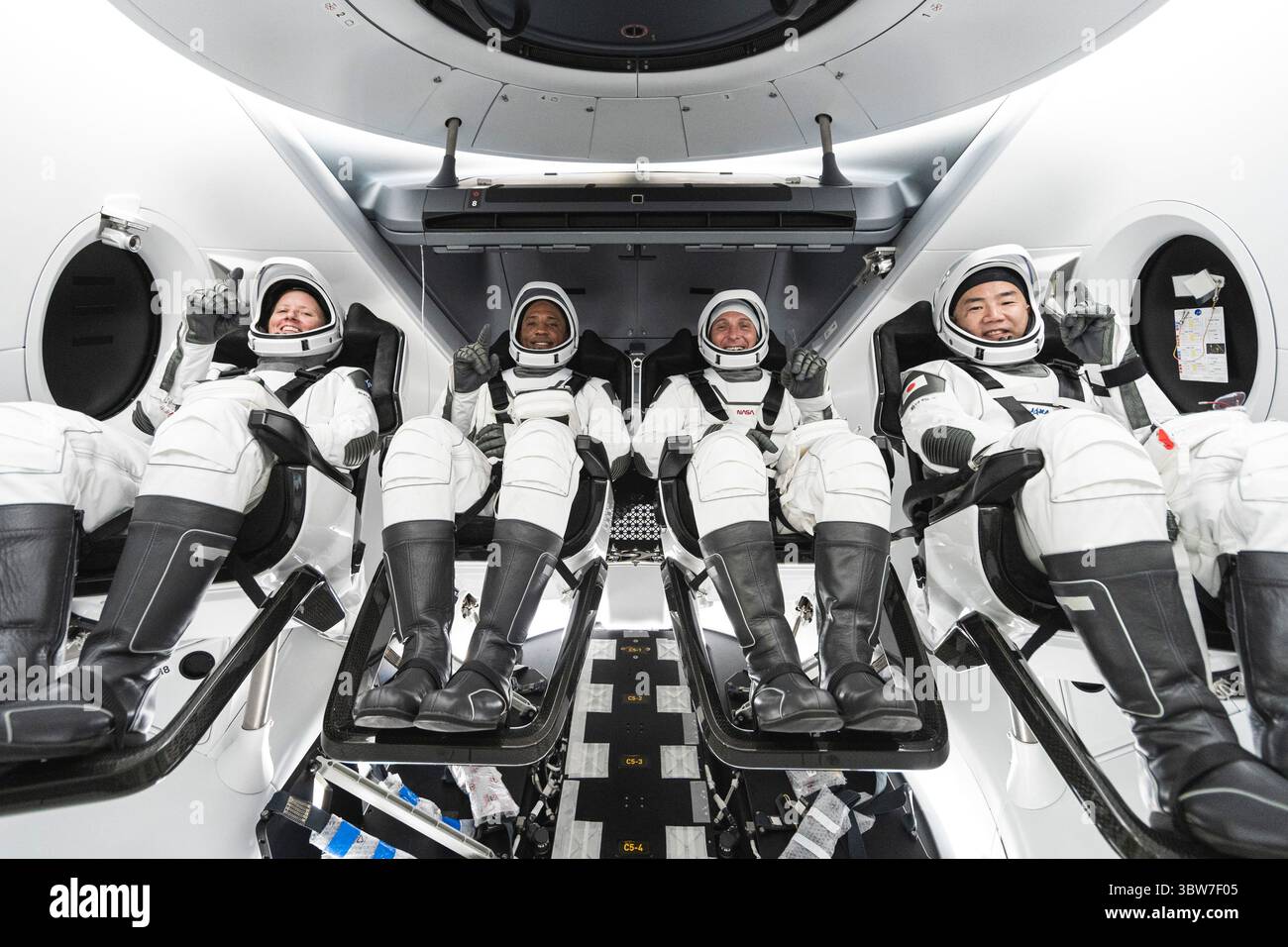 14 agosto 2020 - Kennedy Space Center, Florida, USA - da sinistra, lo specialista di missione Shannon Walker, il pilota Victor Glover, il comandante dell'equipaggio Michael Hopkins tutti gli astronauti della NASA e l'astronauta della Japan Aerospace Exploration Agency (JAXA) e lo specialista di missione Soichi Noguchi sono seduti nella navicella Crew Dragon di SpaceX durante l'addestramento di interfaccia delle attrezzature dell'equipaggio. Walker, Glover, Hopkins e Noguchi si lanceranno alla stazione spaziale Internazionale sull'agenzia Foto Stock