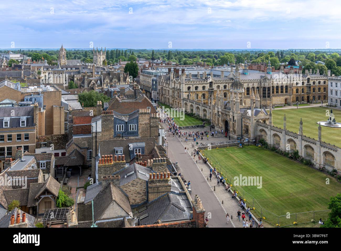 Paesaggio urbano in prima serata sui tetti di Cambridge, Inghilterra, Regno Unito. Scattato dalla torre della chiesa di Santa Maria, o semplicemente GSM. Foto Stock