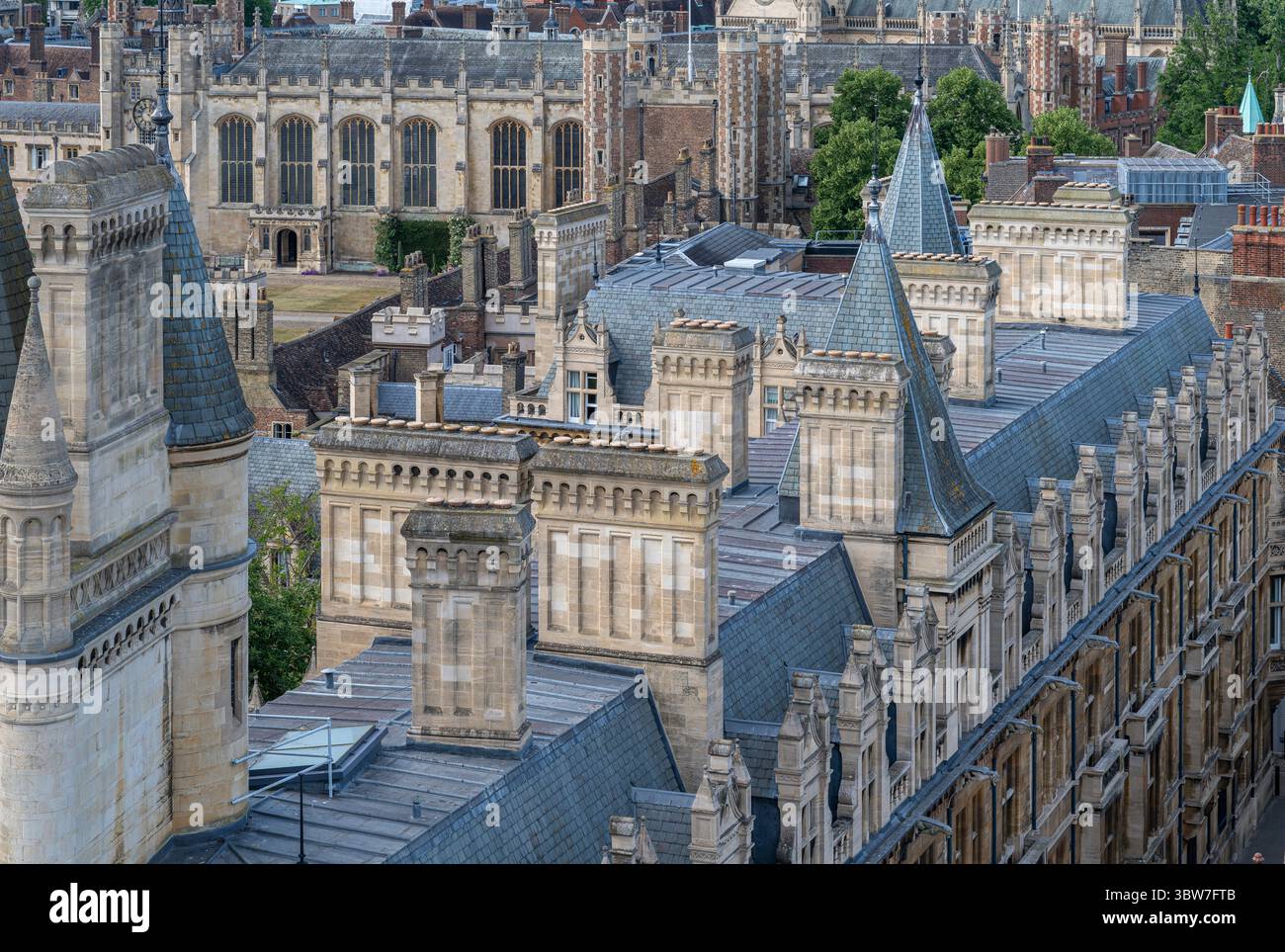 Paesaggio urbano in prima serata sui tetti di Cambridge, Inghilterra, Regno Unito. Scattato dalla torre della chiesa di Santa Maria, o semplicemente GSM. Foto Stock