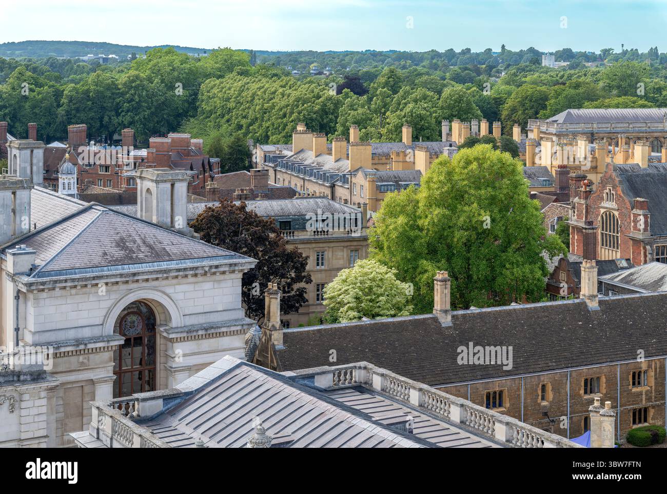 Paesaggio urbano in prima serata sui tetti di Cambridge, Inghilterra, Regno Unito. Scattato dalla torre della chiesa di Santa Maria, o semplicemente GSM. Foto Stock