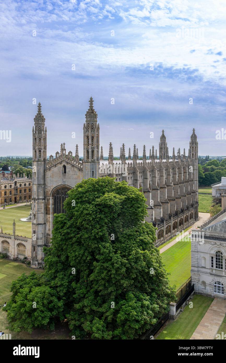 Paesaggio urbano in prima serata sui tetti di Cambridge, Inghilterra, Regno Unito. Scattato dalla torre della chiesa di Santa Maria, o semplicemente GSM. Foto Stock