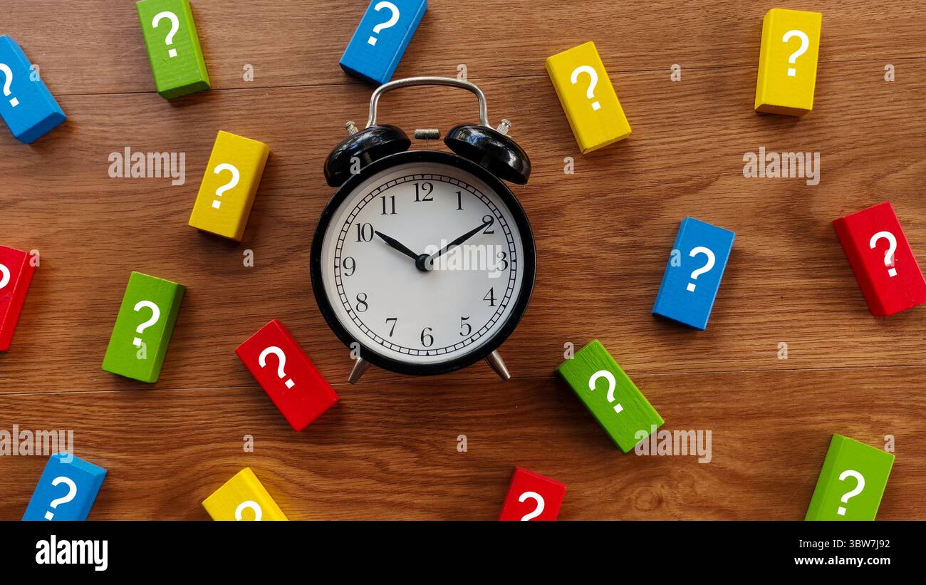 Comprensione del tempo delle domande con sveglia e blocchi domande Foto Stock
