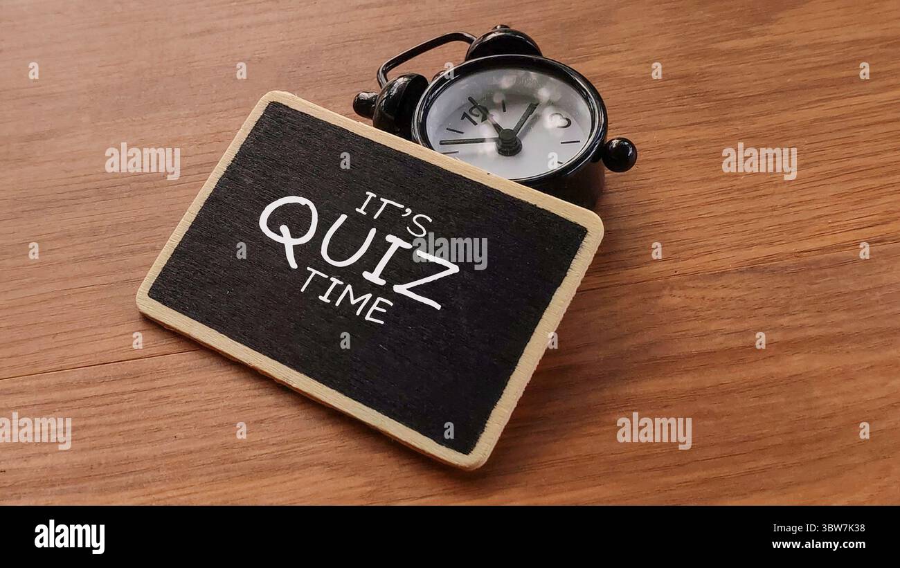 Concetto di tempo del quiz con lavagna e sveglia Foto Stock