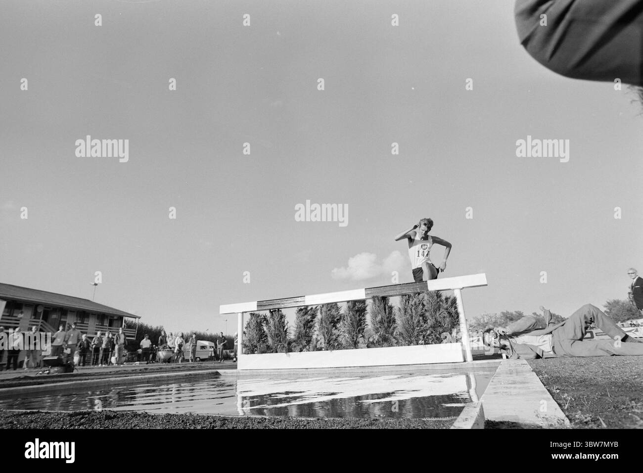 Attuale 34-2-1970: The Rocket Brothers / BEST in the NM. NM in atletica leggera a Kristiansand. Né gli oratori, né i principianti né i giocatori attivi hanno avuto grandi giorni durante la NM in atletica a Kristiansand. Ma alcuni si sono distinti - e questi sono quelli su cui dobbiamo concentrarci. Ståle Engen ha ricevuto la King's Cup per il tempo 8.39.4 nei 3000 metri di steeplechase. I nativi di Drammen mantengono i migliori standard europei. Ora sta andando a studiare negli Stati Uniti. Sarà una carta forte nei campionati europei che si terranno l'anno prossimo. Foto: Ivar Aaserud / Current / NTB **la foto non è elaborata.*** *il testo è aut Foto Stock