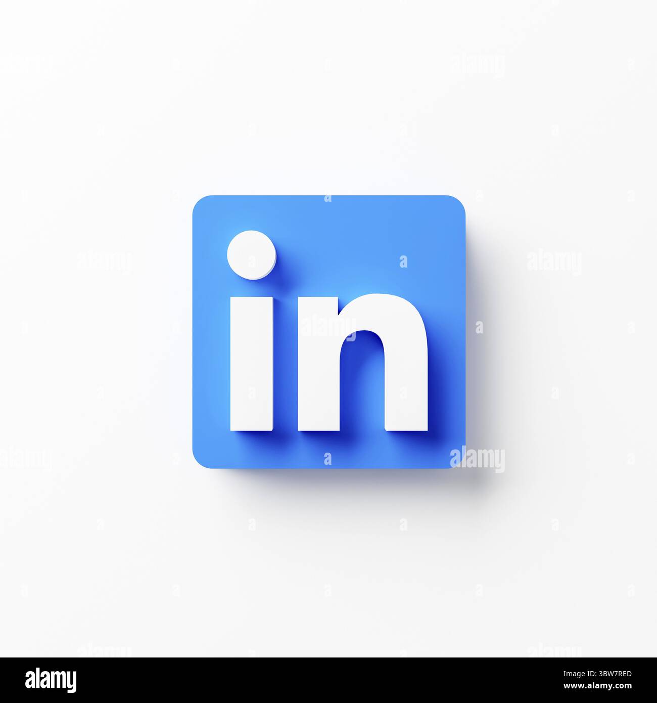Chonburi, Thailandia - 03 giugno 2021: Un'icona del logo LinkedIn da vicino su sfondo bianco. Servizio online americano orientato al business e all'occupazione tramite Web Foto Stock