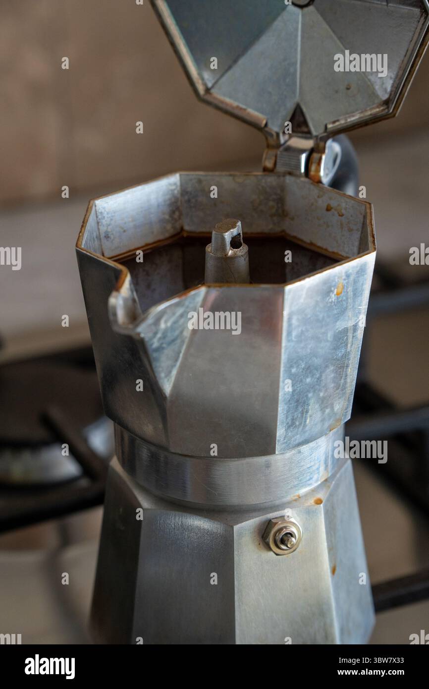 Una foto macro dettagliata dell'interno vuoto di una tradizionale moka italiana, che mostra il filtro e la consistenza in alluminio prima dell'estrazione del caffè Foto Stock