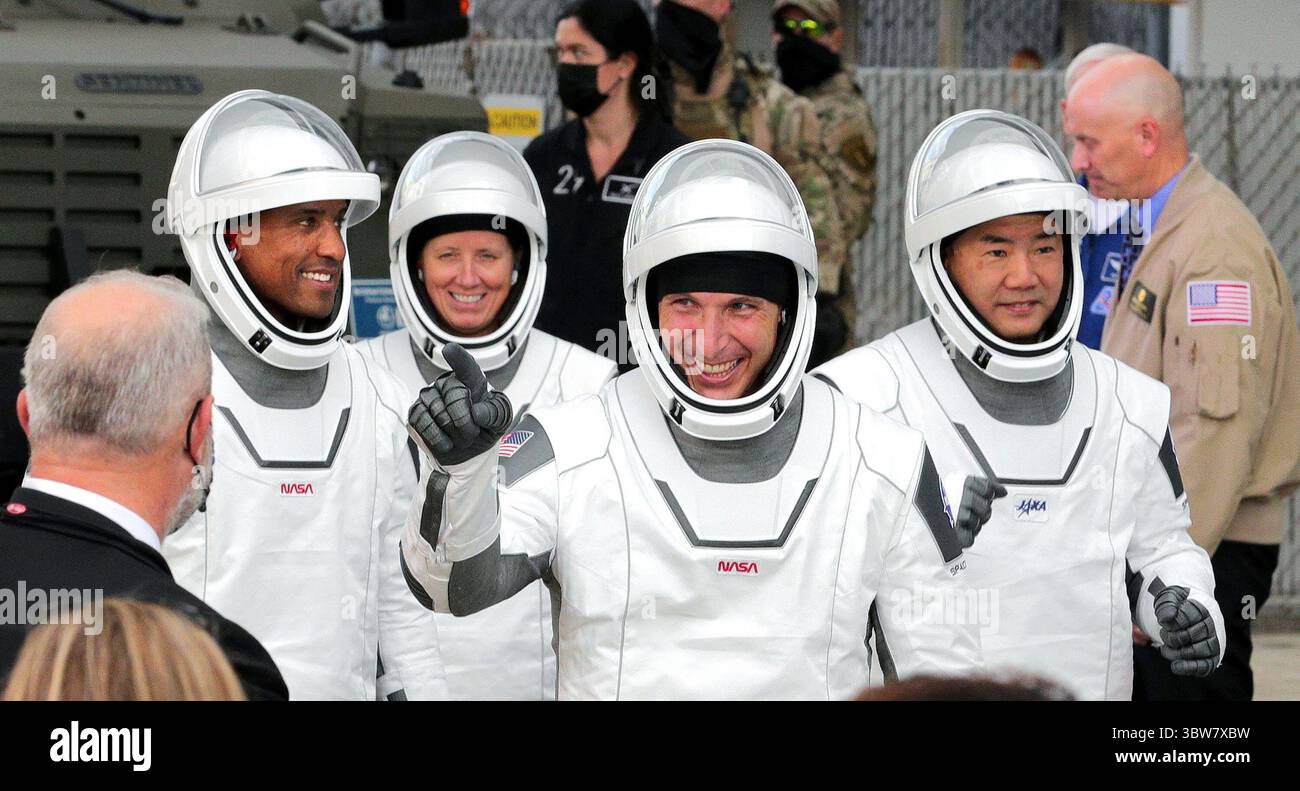 15 novembre 2020, Kennedy Space Center, FL, USA: Gli astronauti di SpaceX Crew-1 si dirigono verso il complesso 39-A per il lancio del razzo Falcon 9 alla stazione spaziale Internazionale, domenica 15 novembre 2020, al Kennedy Space Center, Florida. Da sinistra, il pilota Victor Glover, lo specialista di missione Shannon Walker, il comandante delle navicelle spaziali Michael Hopkins e lo specialista di missione Soichi Noguchi. (Immagine di credito: © TNS via cavo ZUMA) Foto Stock