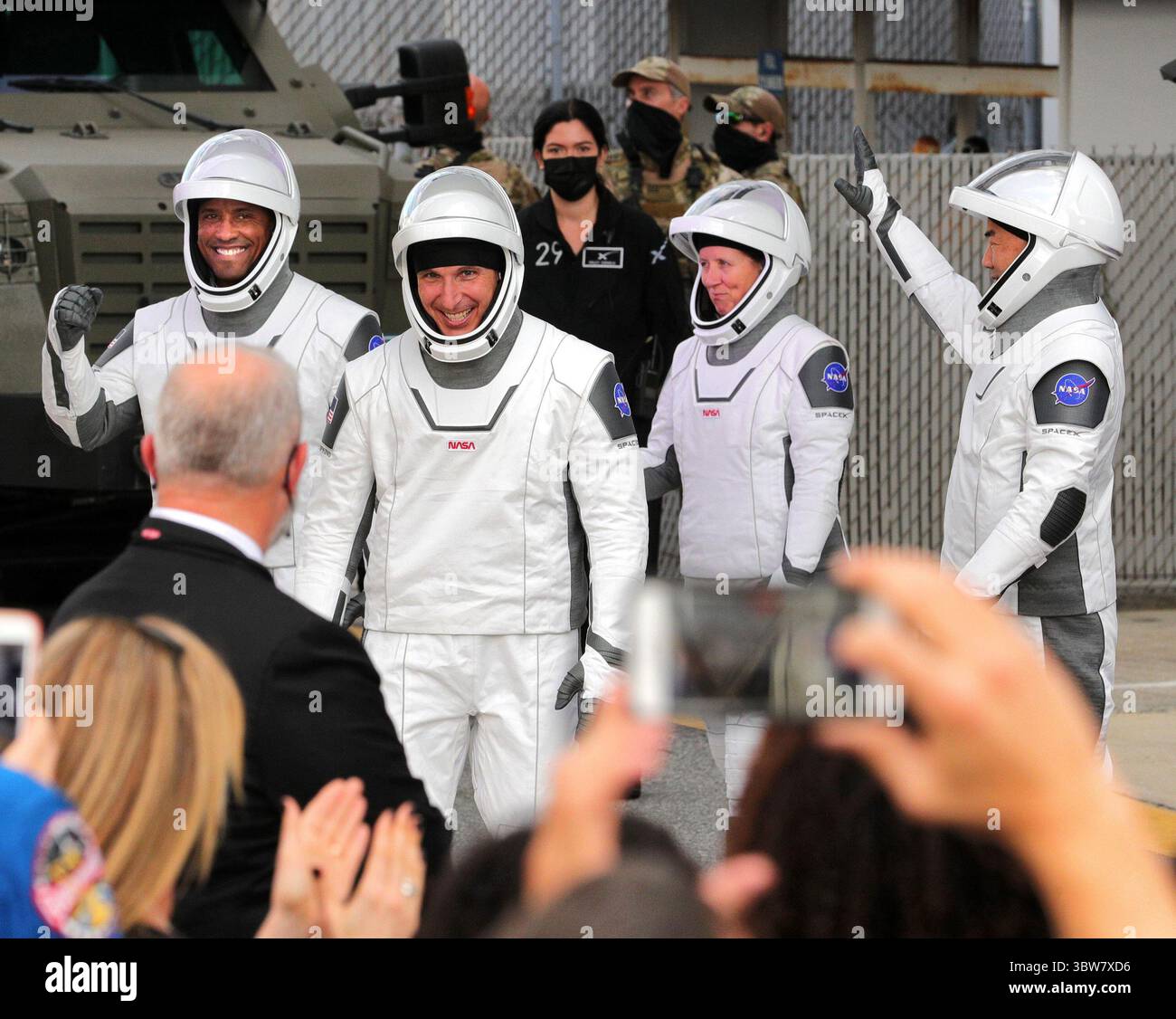 15 novembre 2020, Kennedy Space Center, FL, USA: Gli astronauti di SpaceX Crew-1 si dirigono verso il complesso 39-A per il lancio del razzo Falcon 9 alla stazione spaziale Internazionale, domenica 15 novembre 2020, al Kennedy Space Center, Florida. Da sinistra, il pilota Victor Glover, il comandante della navicella spaziale Michael Hopkins, lo specialista di missione Shannon Walker e lo specialista di missione Soichi Noguchi. (Immagine di credito: © TNS via cavo ZUMA) Foto Stock